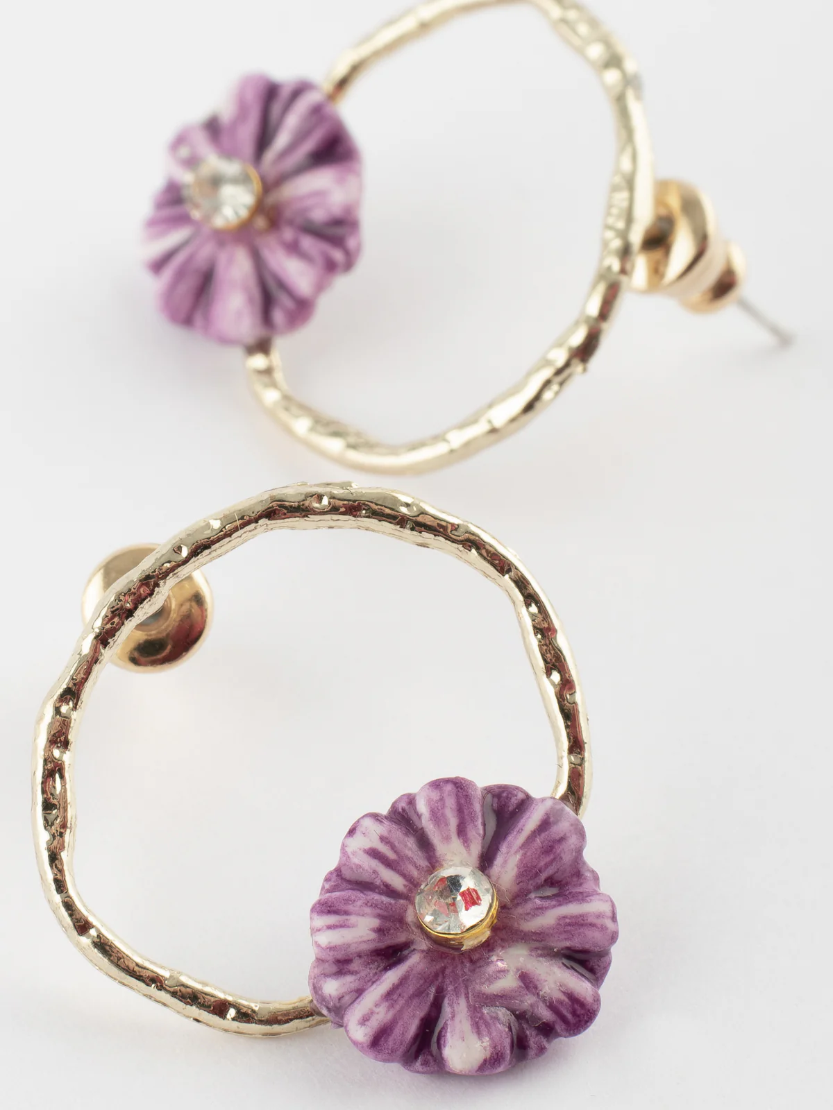 Petites boucles d'oreilles rondes chardon violet - Image 3