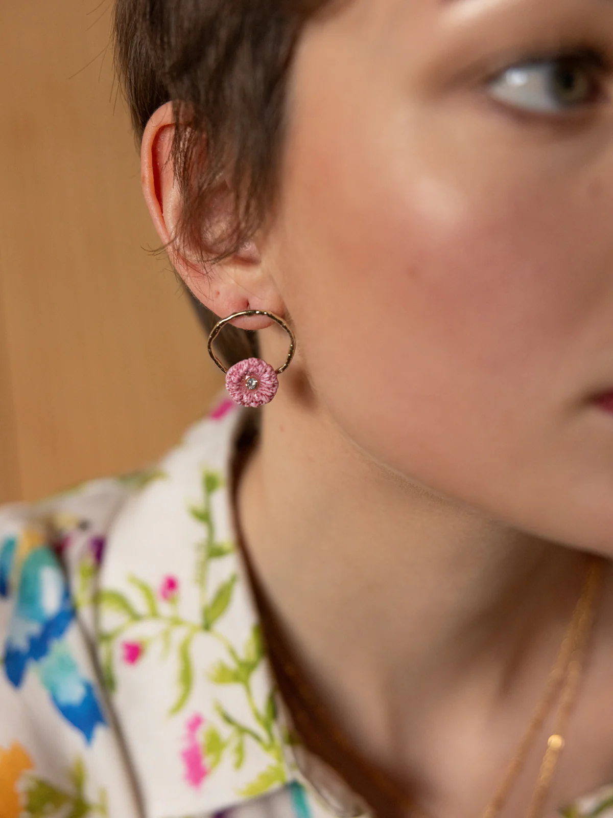 Petites boucles d'oreilles rondes chardon rose - Image 2