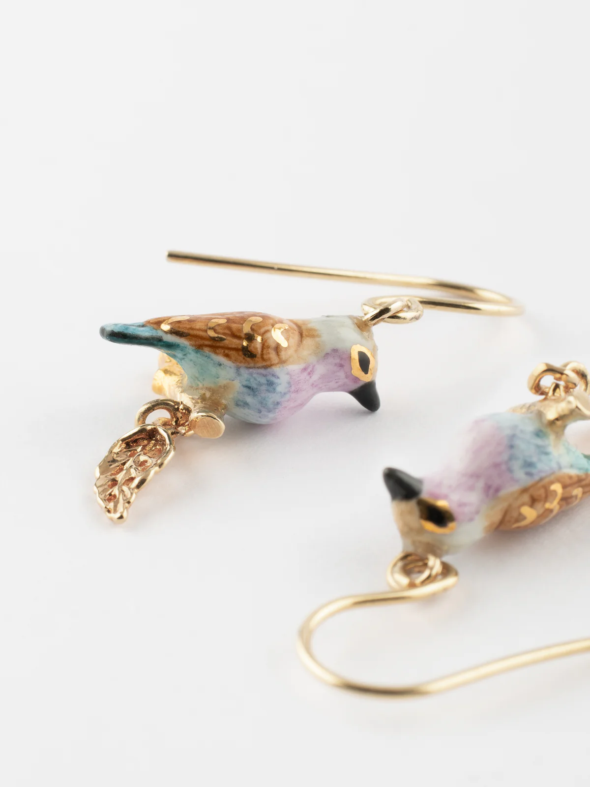 Boucles d'oreilles pendantes oiseau et feuille d'or
