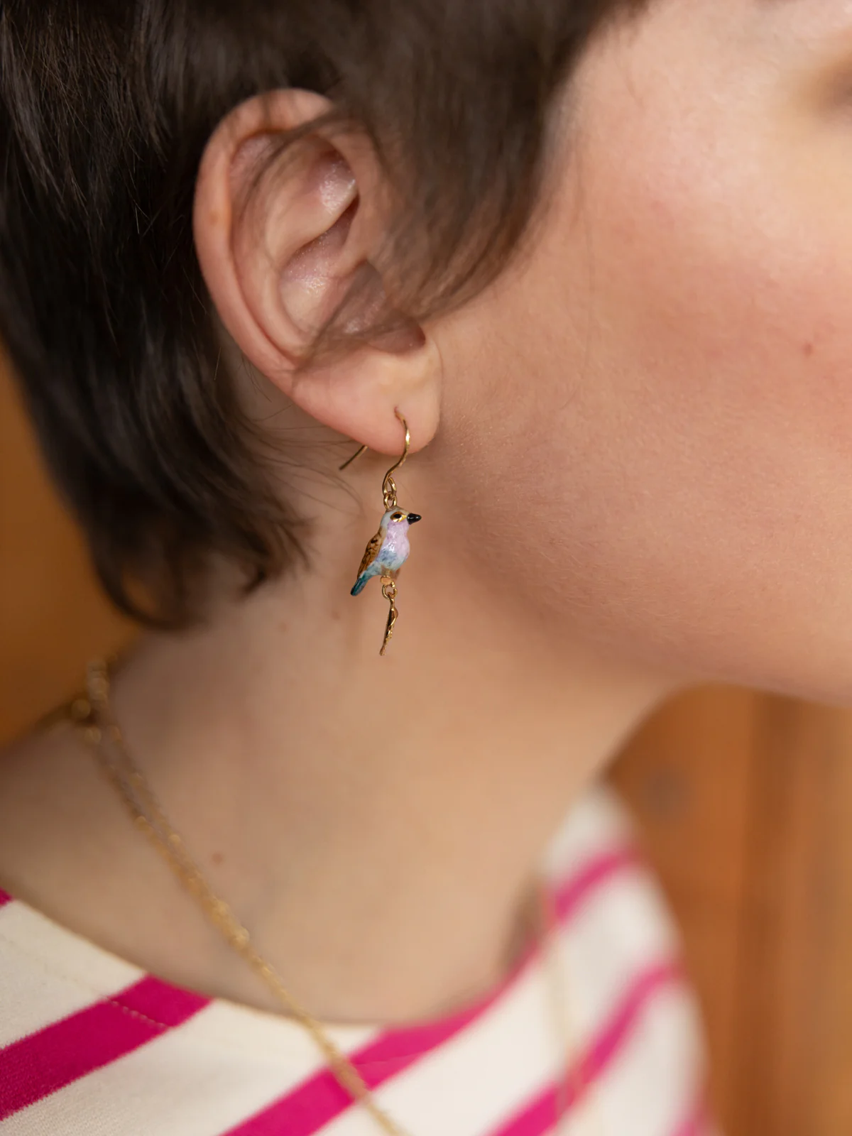 Boucles d'oreilles pendantes oiseau et feuille d'or - Image 2
