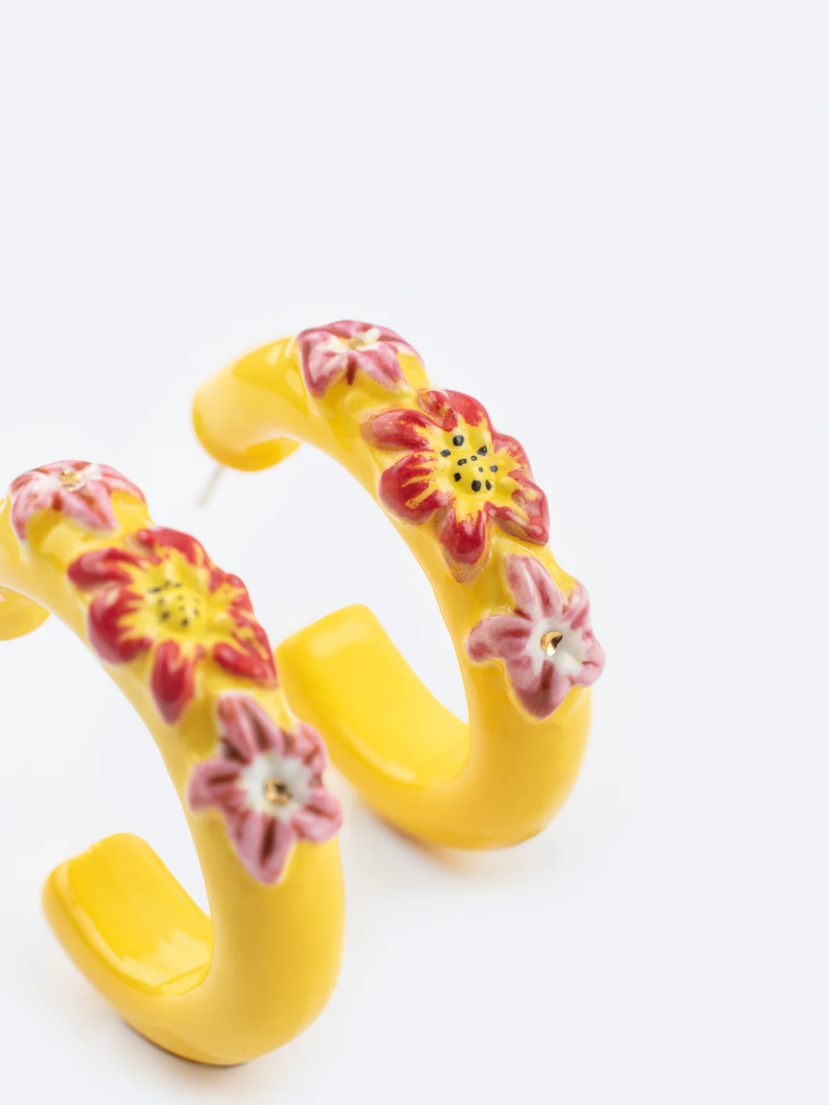 Boucles d’oreilles créoles jaunes à fleurs - Image 3