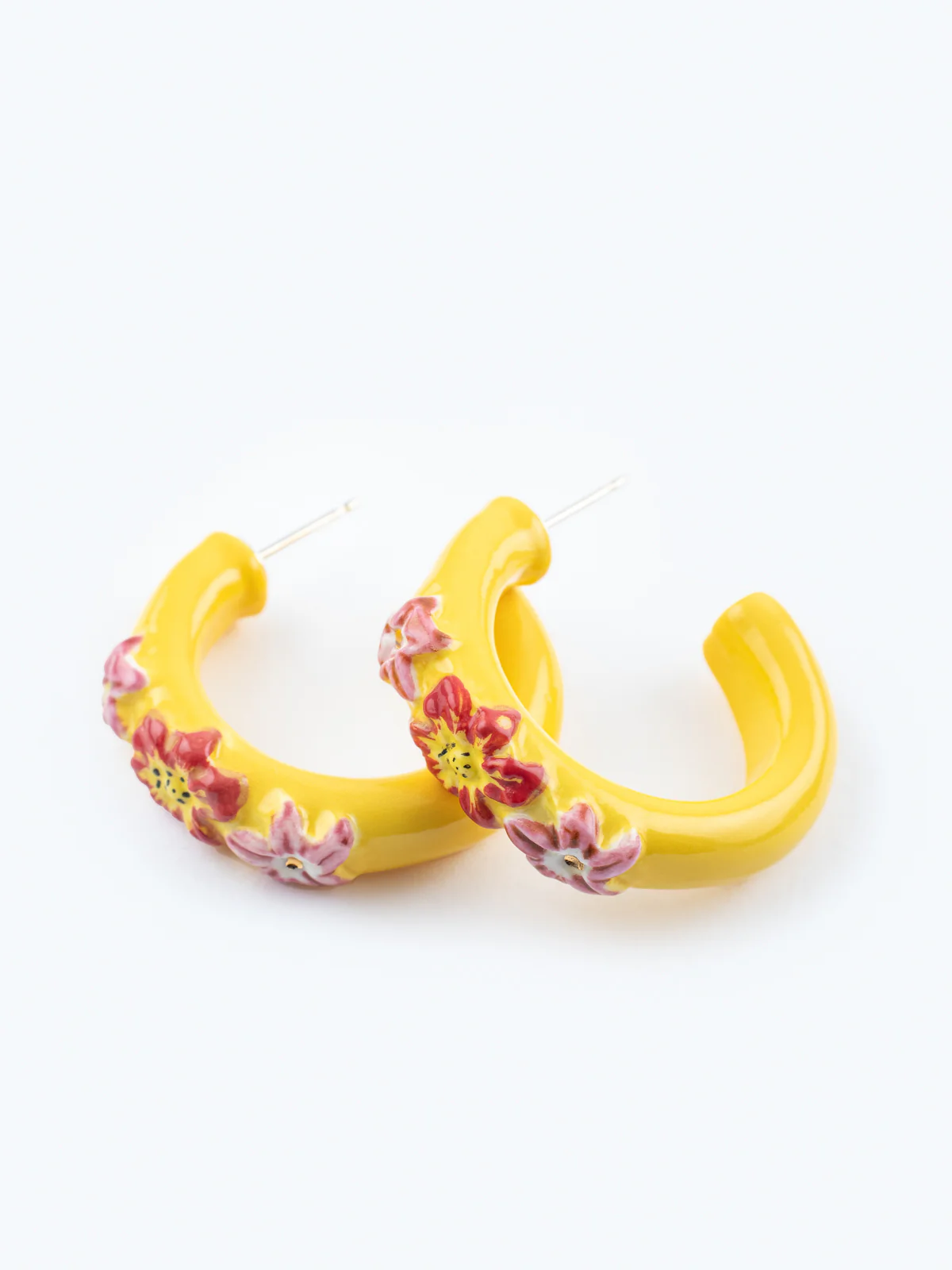 Boucles d’oreilles créoles jaunes à fleurs - Image 4
