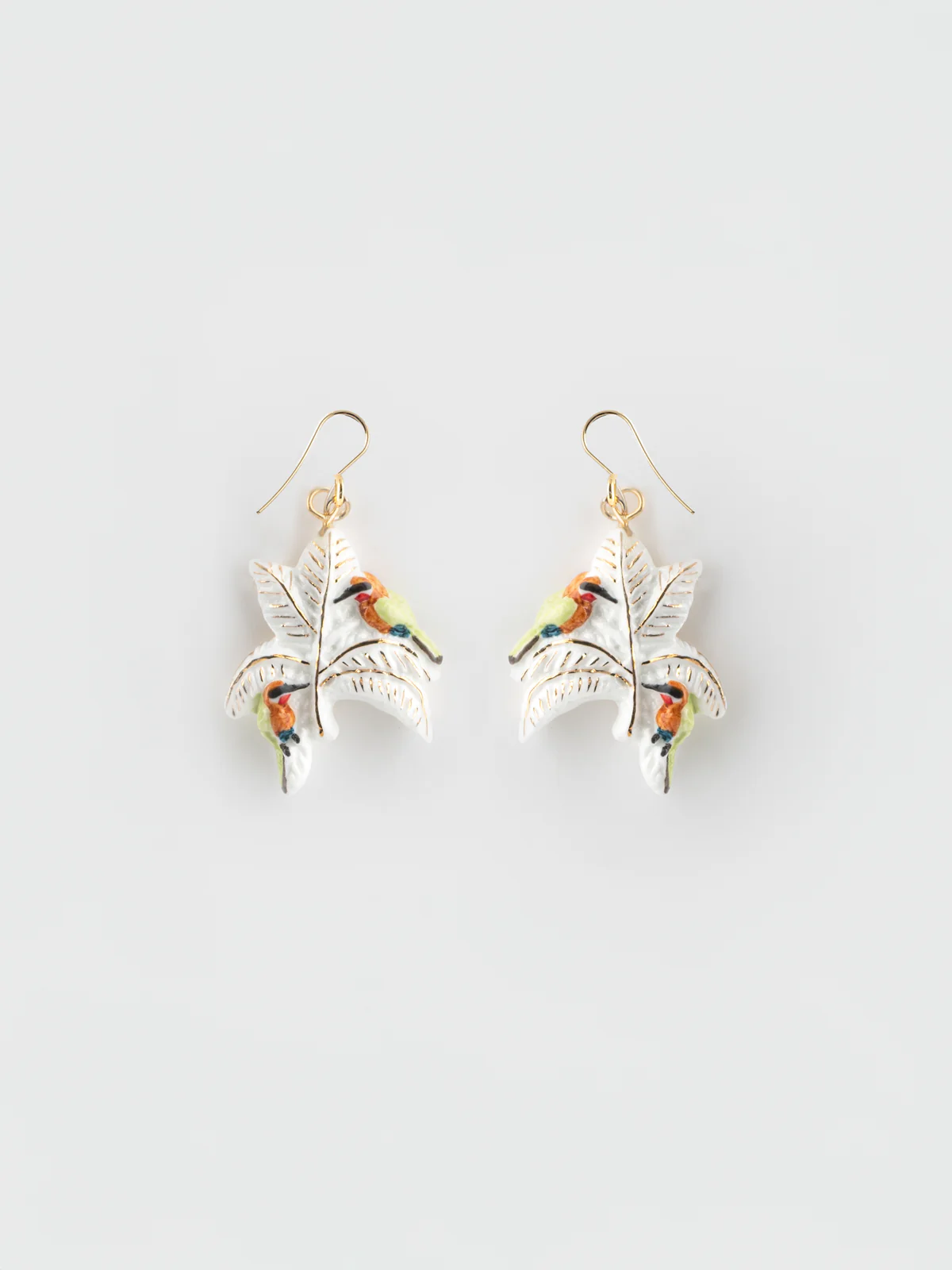 Boucles d'oreilles guêpiers d'Afrique sur palmiers blancs