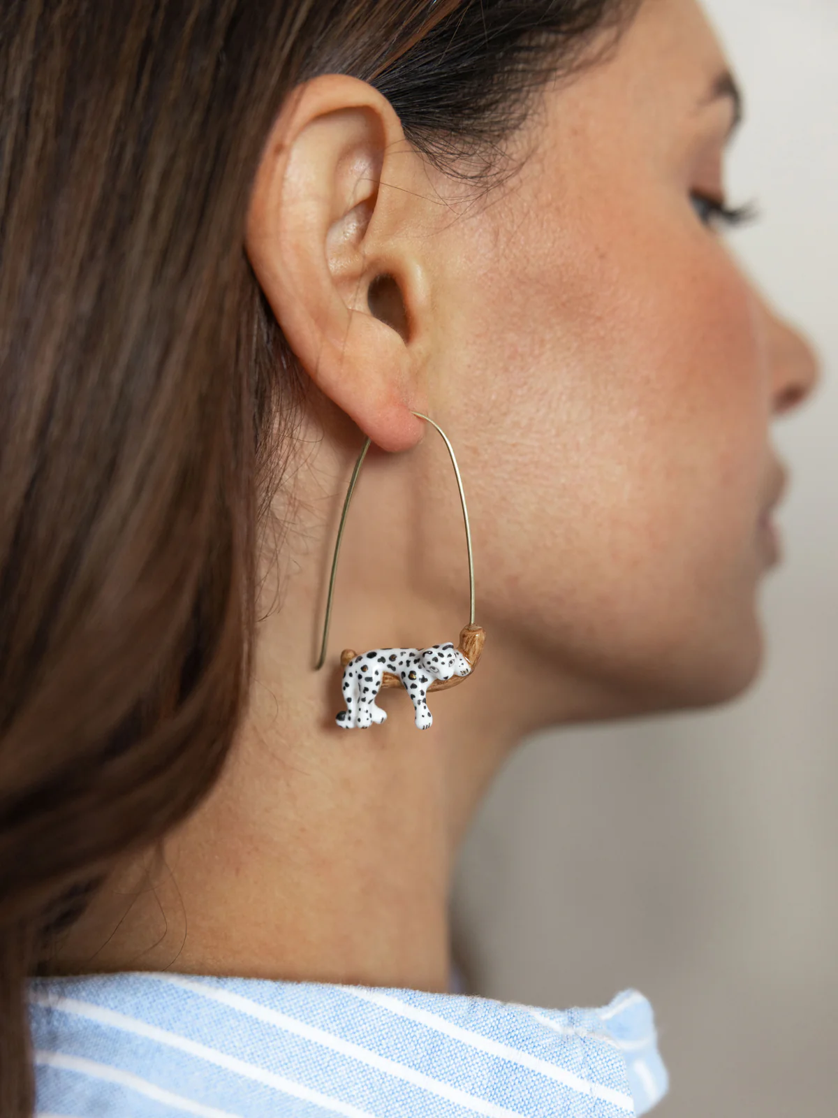 Boucles d'oreilles pendantes léopard blanc sur sa branche - Image 3