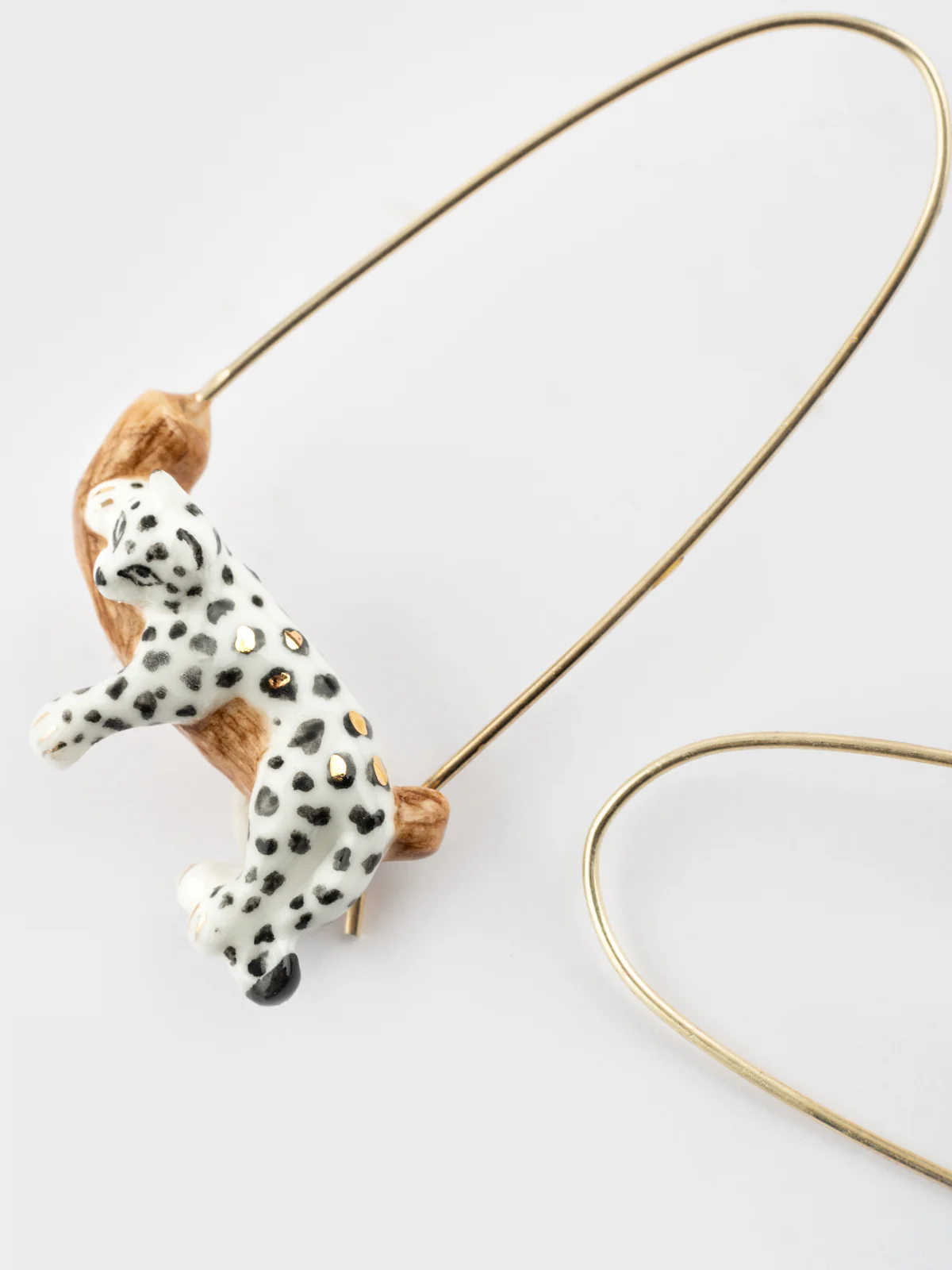 Boucles d'oreilles pendantes léopard blanc sur sa branche - Image 4