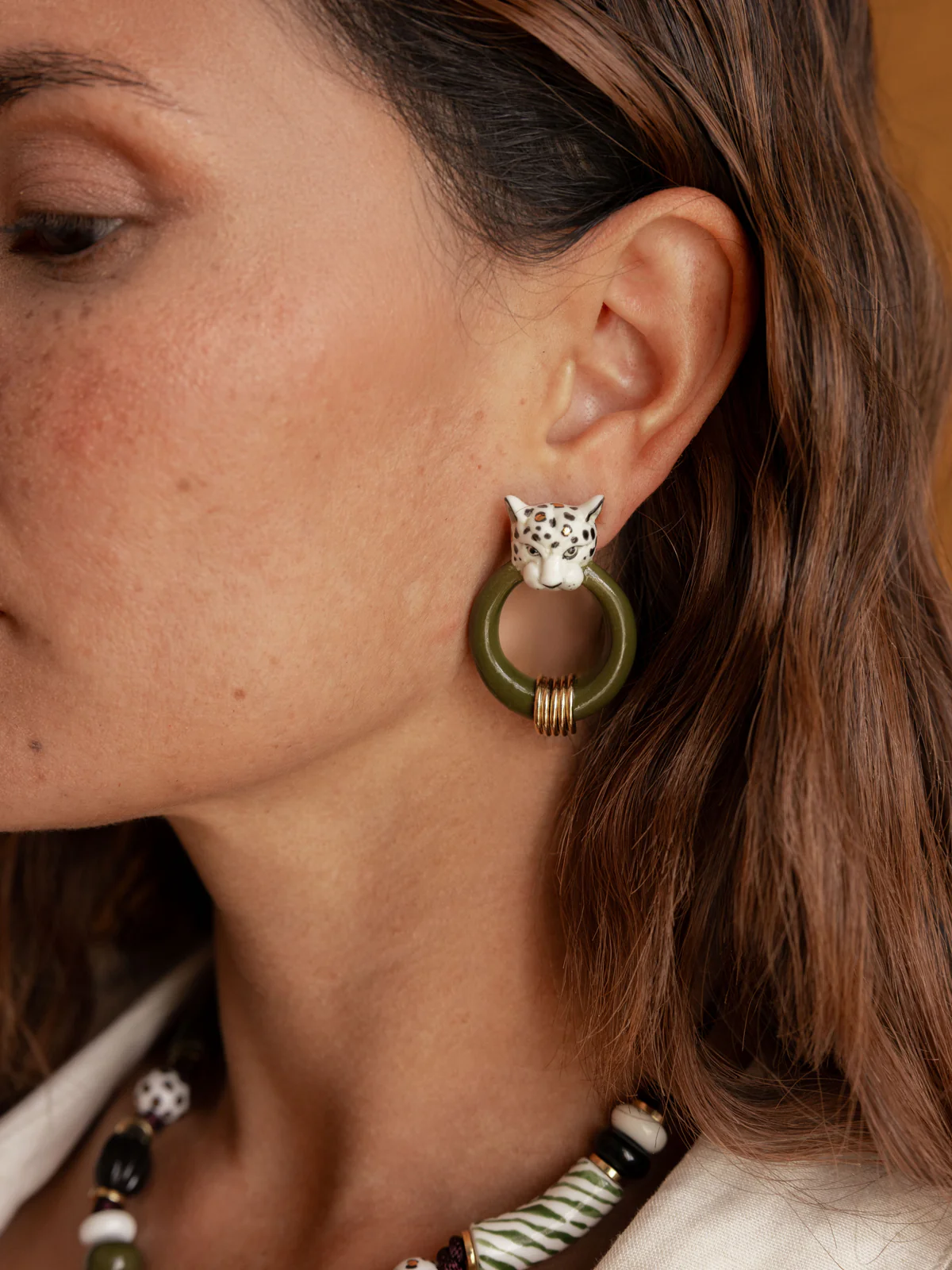 Boucles d'oreilles léopard blanc et doré - Image 2