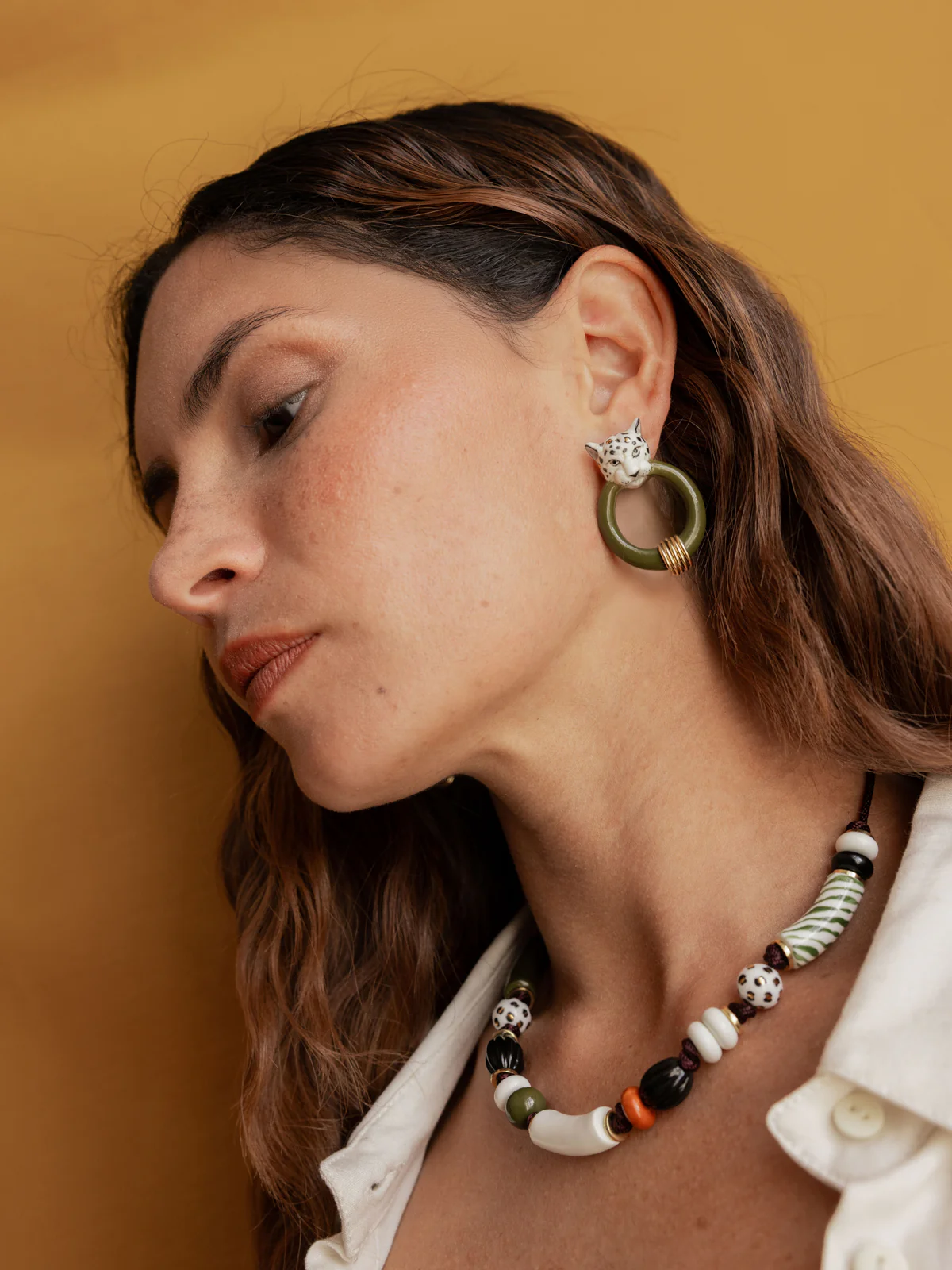 Boucles d'oreilles léopard blanc et doré - Image 3