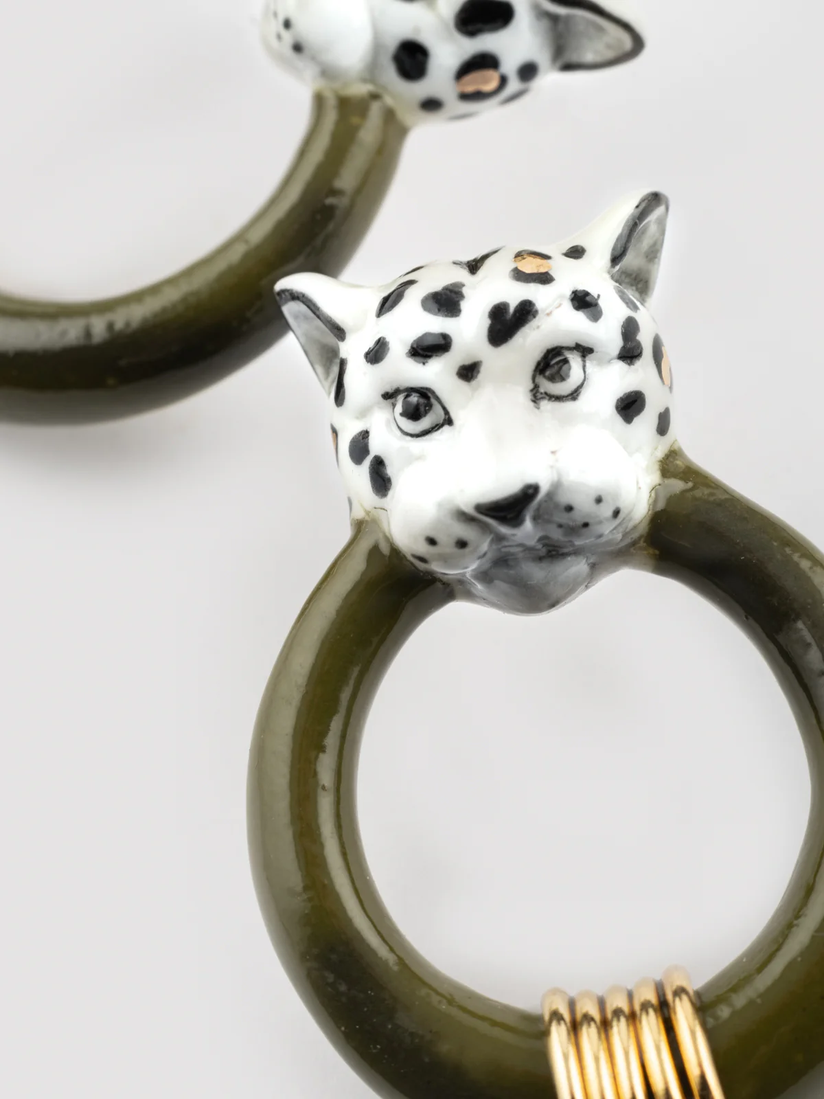 Boucles d'oreilles léopard blanc et doré - Image 4