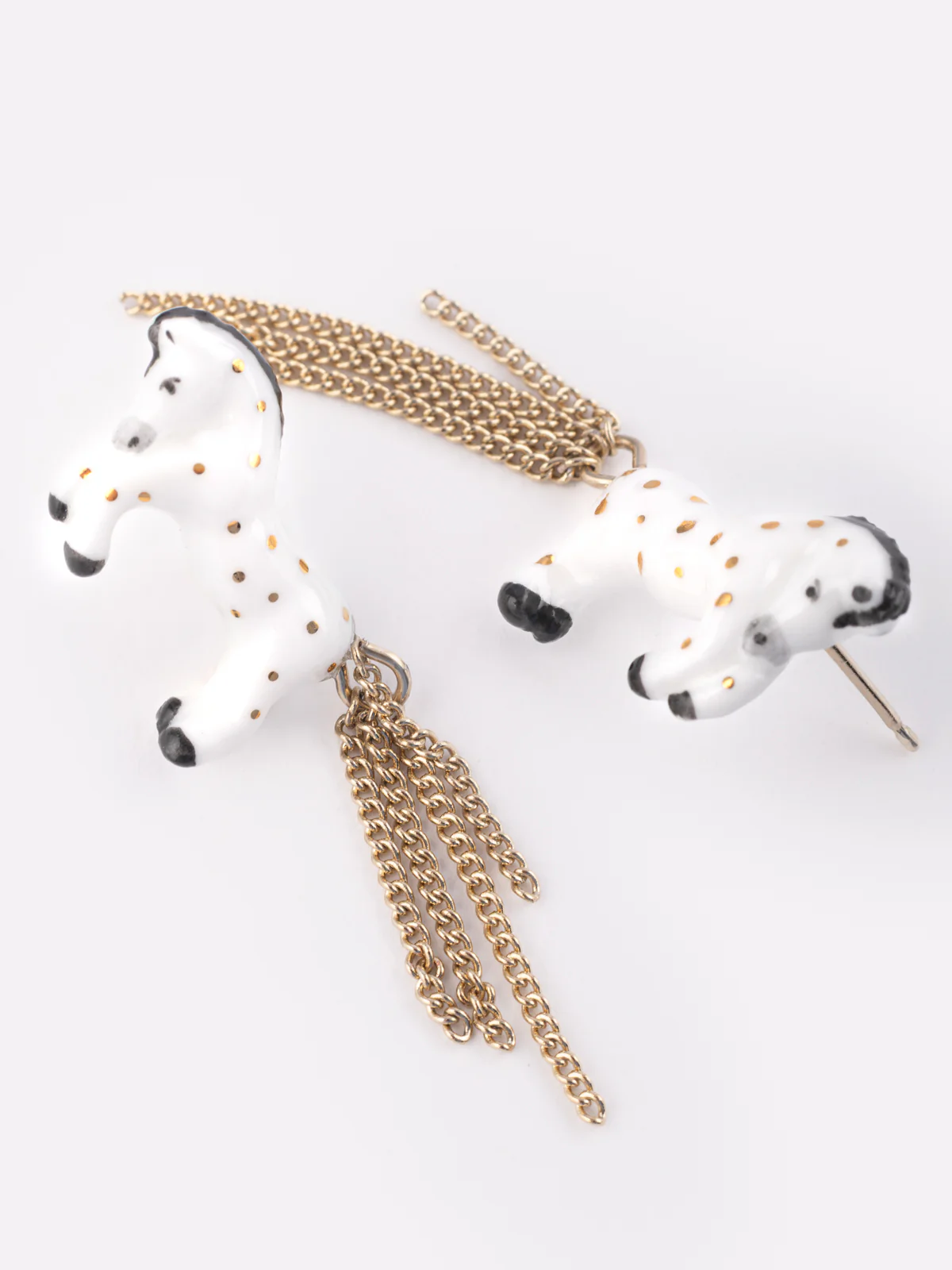 Boucles d’oreilles pendantes cheval blanc et chaînes - Image 3