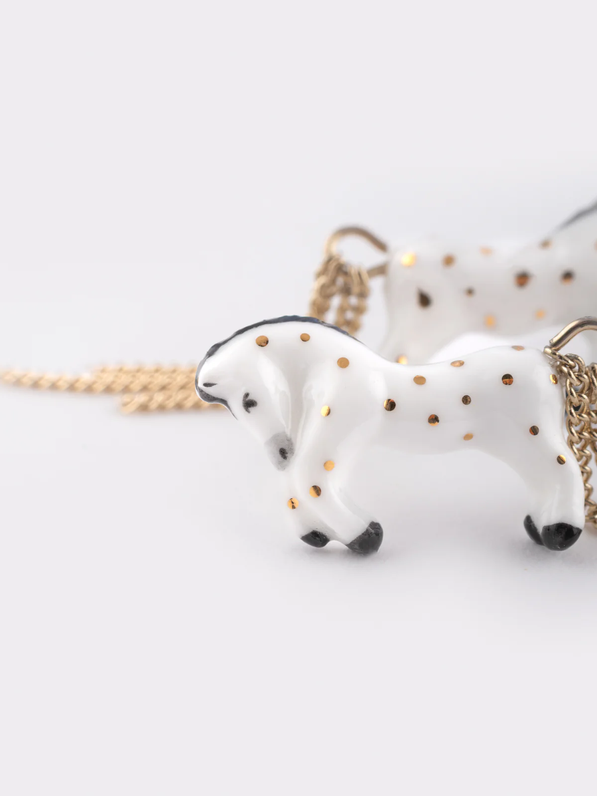 Boucles d’oreilles pendantes cheval blanc et chaînes - Image 4