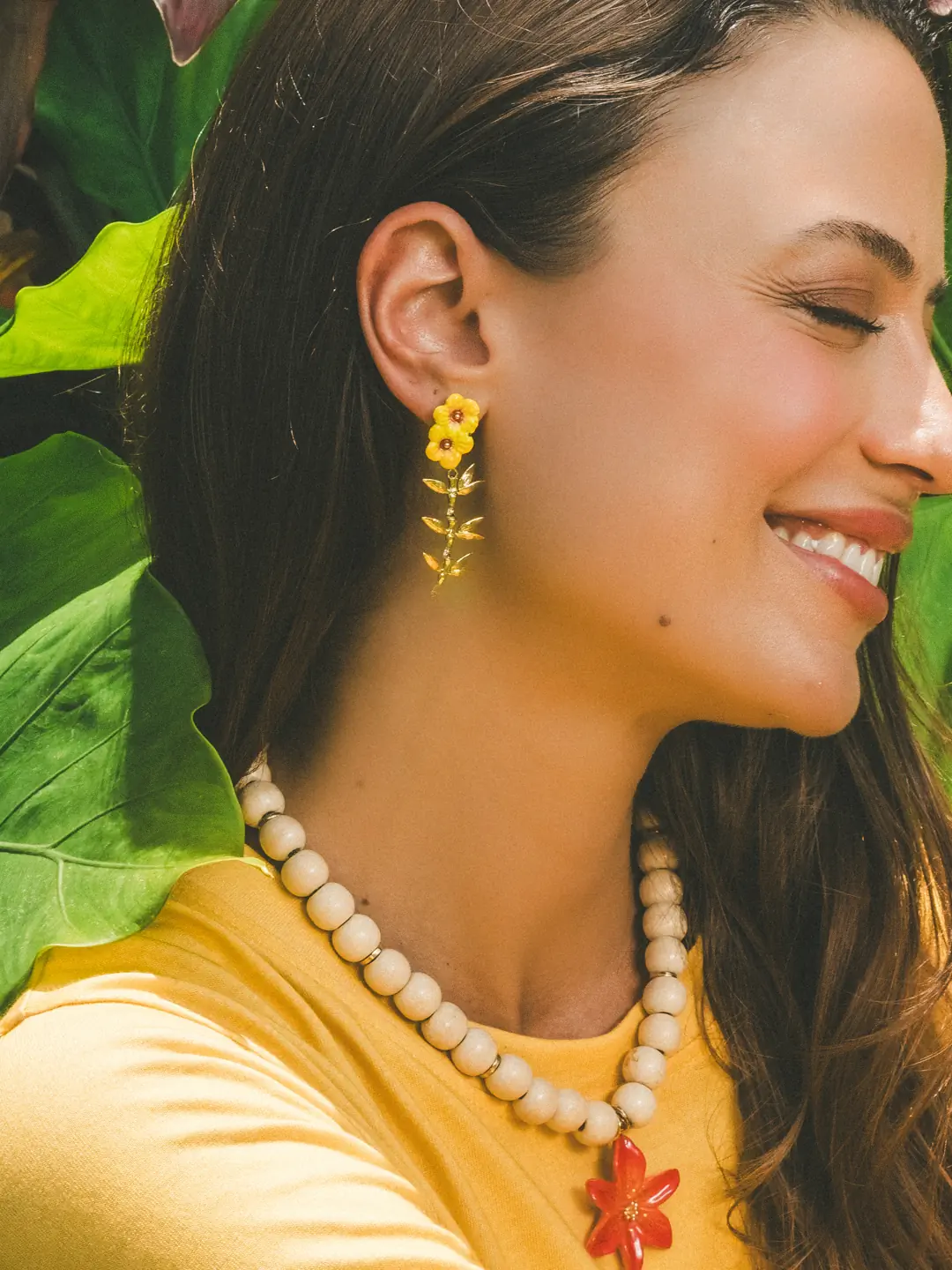 Boucles d’oreilles pendantes double hibiscus et feuilles - Image 2