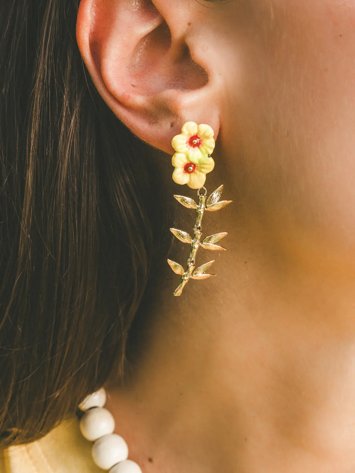 Boucles d’oreilles pendantes double hibiscus et feuilles - Image 3