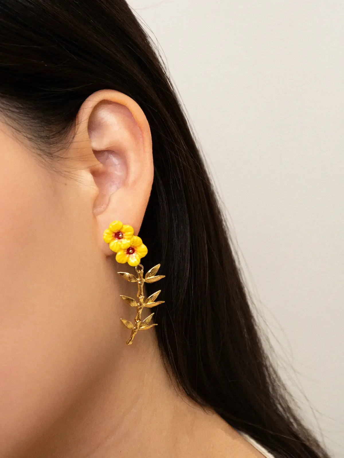 Boucles d’oreilles pendantes double hibiscus et feuilles - Image 5