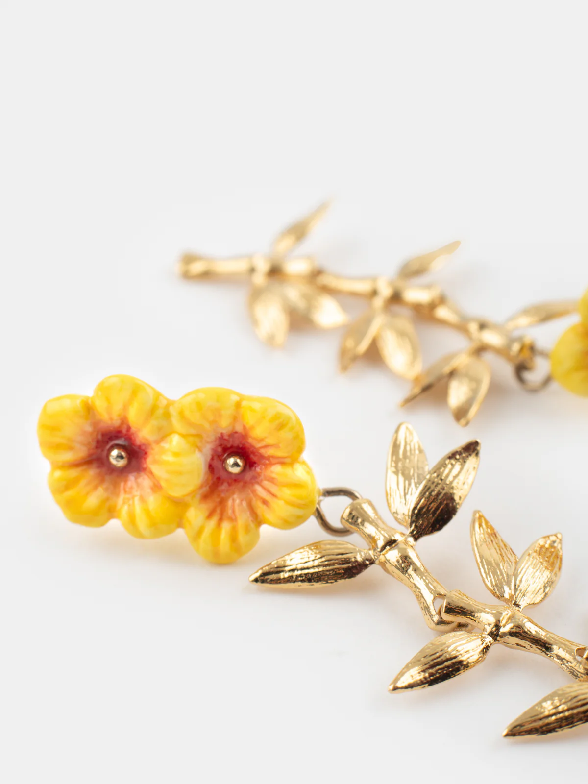 Boucles d’oreilles pendantes double hibiscus et feuilles - Image 6