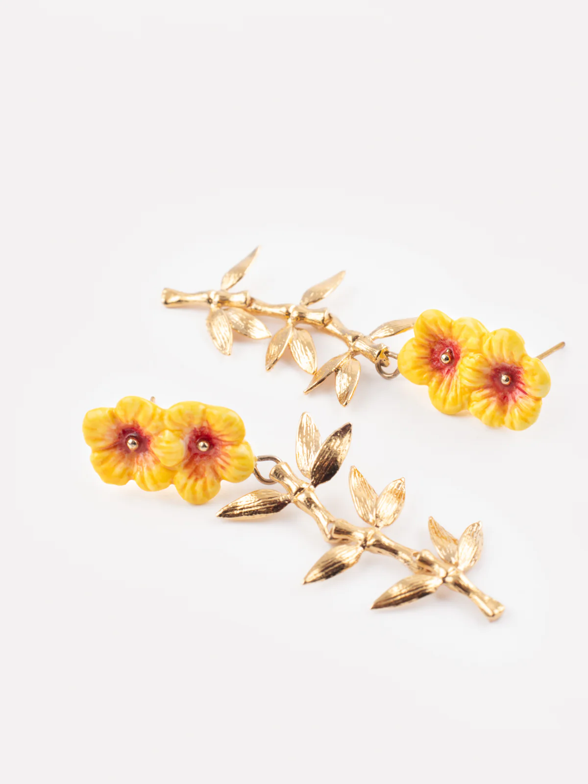 Boucles d’oreilles pendantes double hibiscus et feuilles - Image 7