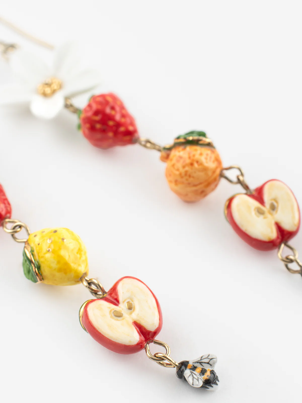 Boucles d’oreilles pendantes fleur, fruits et abeille - Image 4