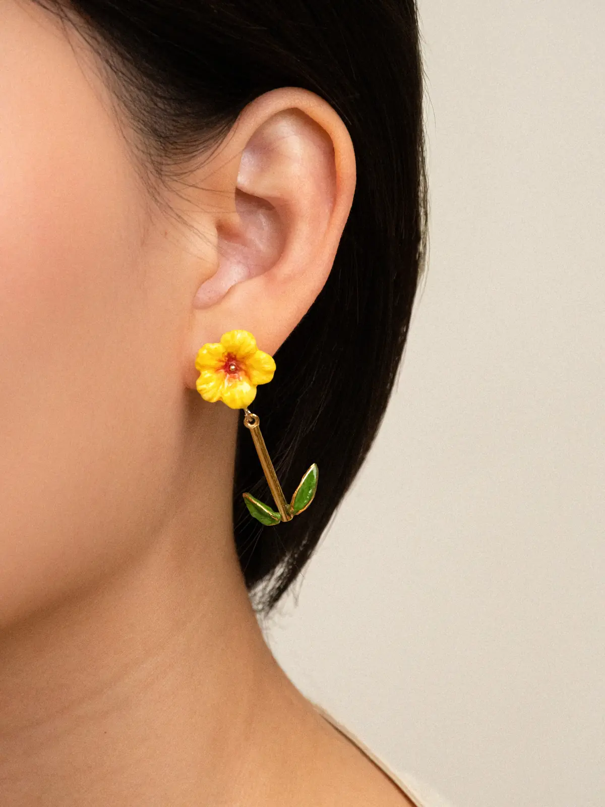 Boucles d’oreilles pendantes hibiscus et feuilles - Image 2