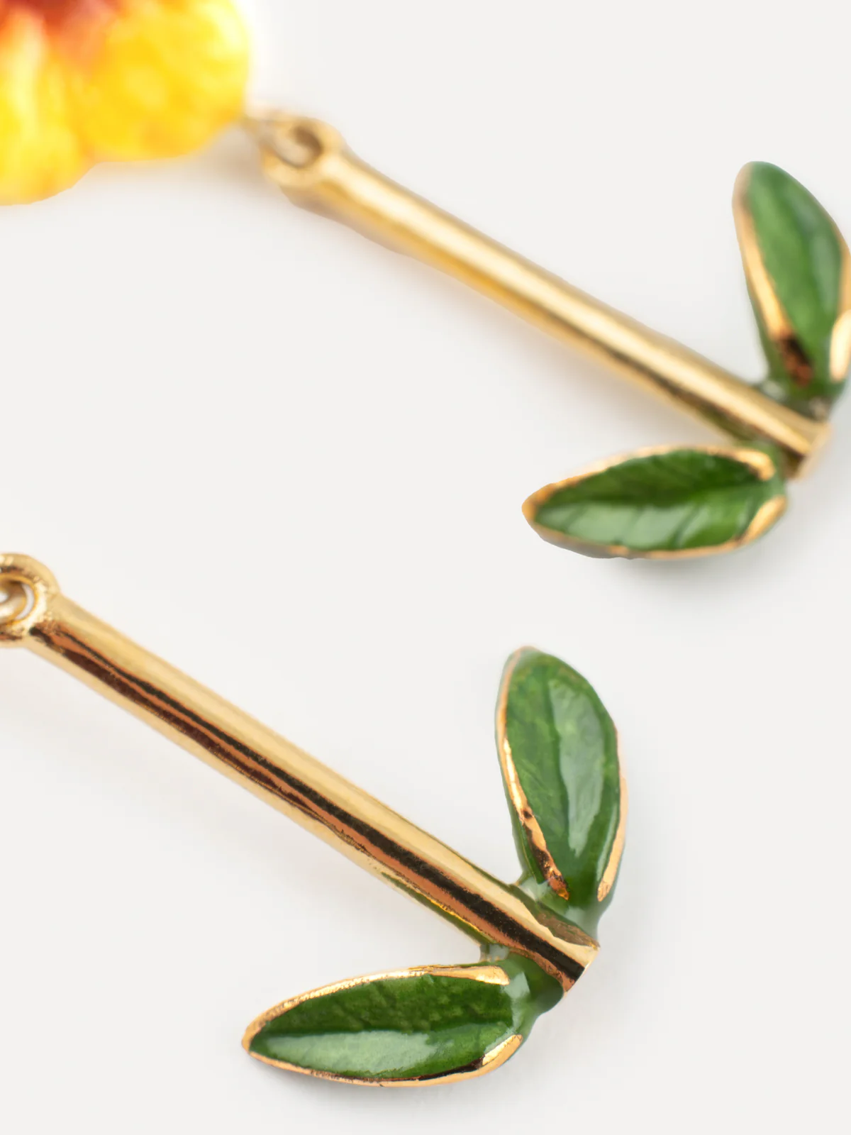 Boucles d’oreilles pendantes hibiscus et feuilles - Image 4
