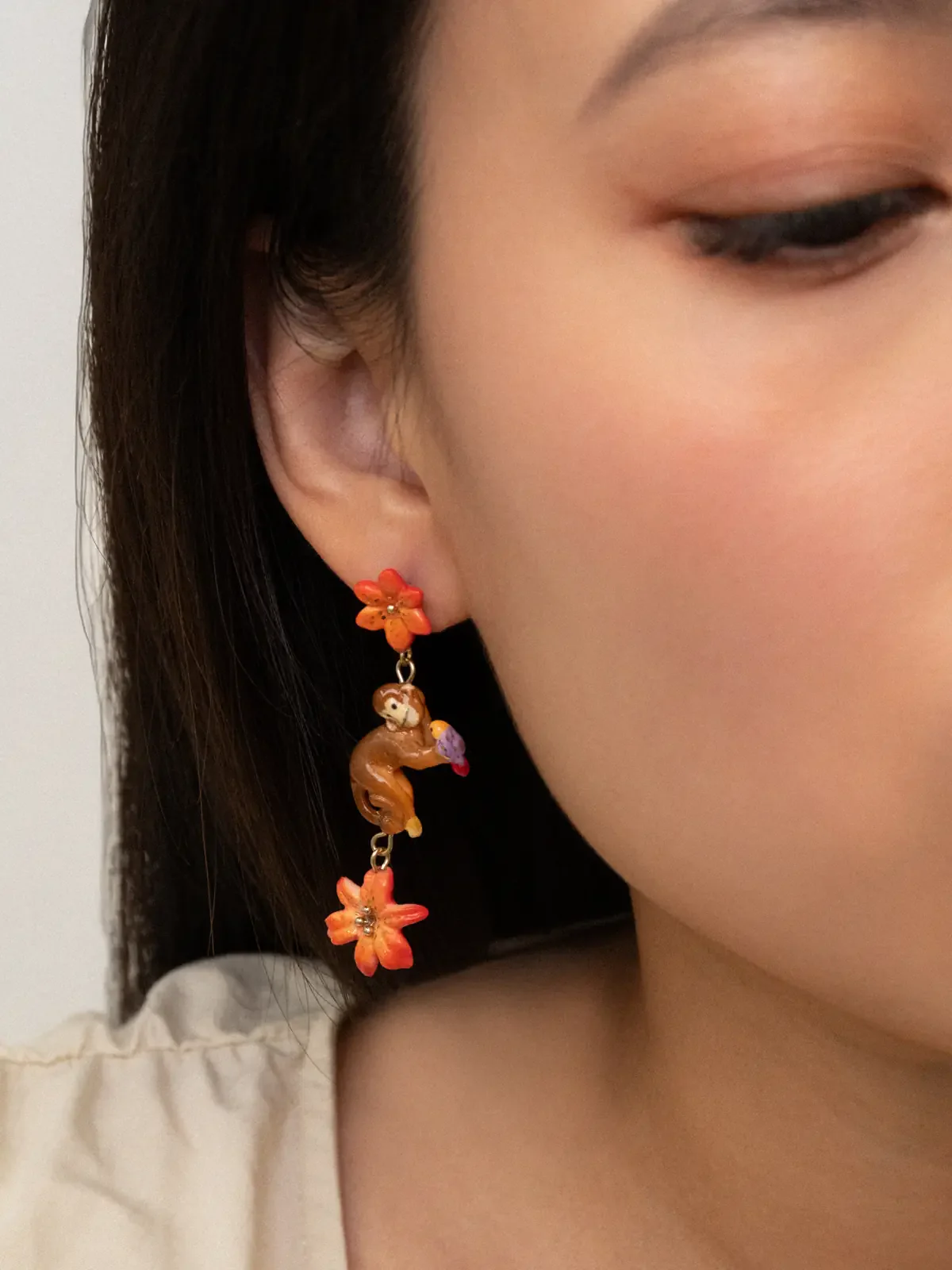 Boucles d’oreilles pendantes lys et singe - Image 2