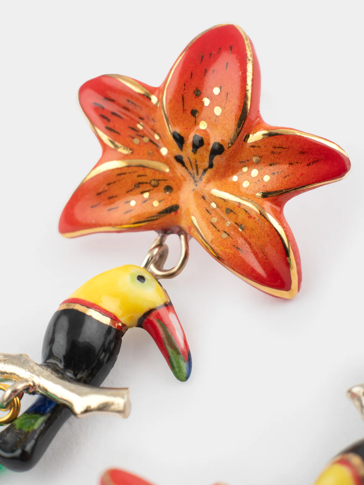 Boucles d’oreilles pendantes lys et toucan - Image 4