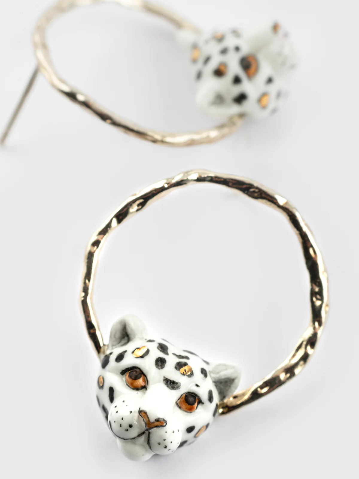 Boucles d'oreilles rondes léopard blanc - Image 3
