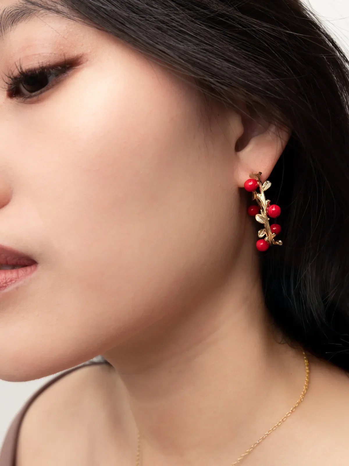 Boucles d'oreilles branches baies rouges - Image 3