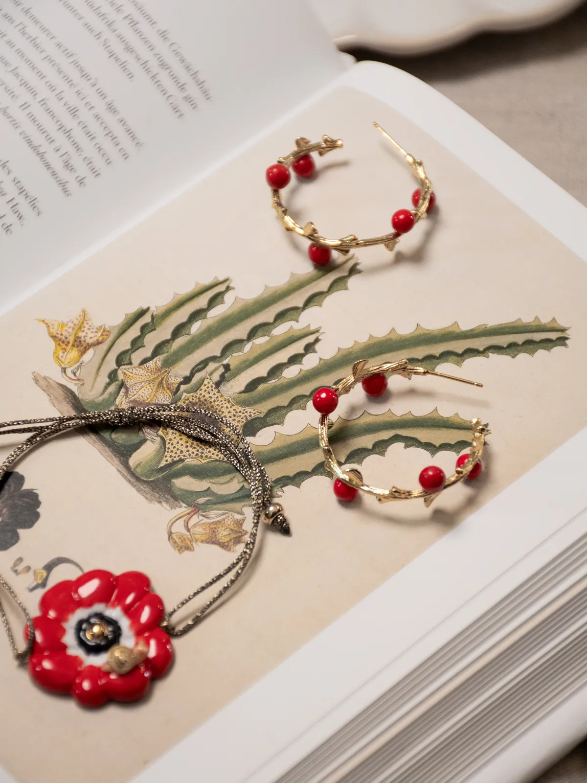 Boucles d'oreilles branches baies rouges - Image 5