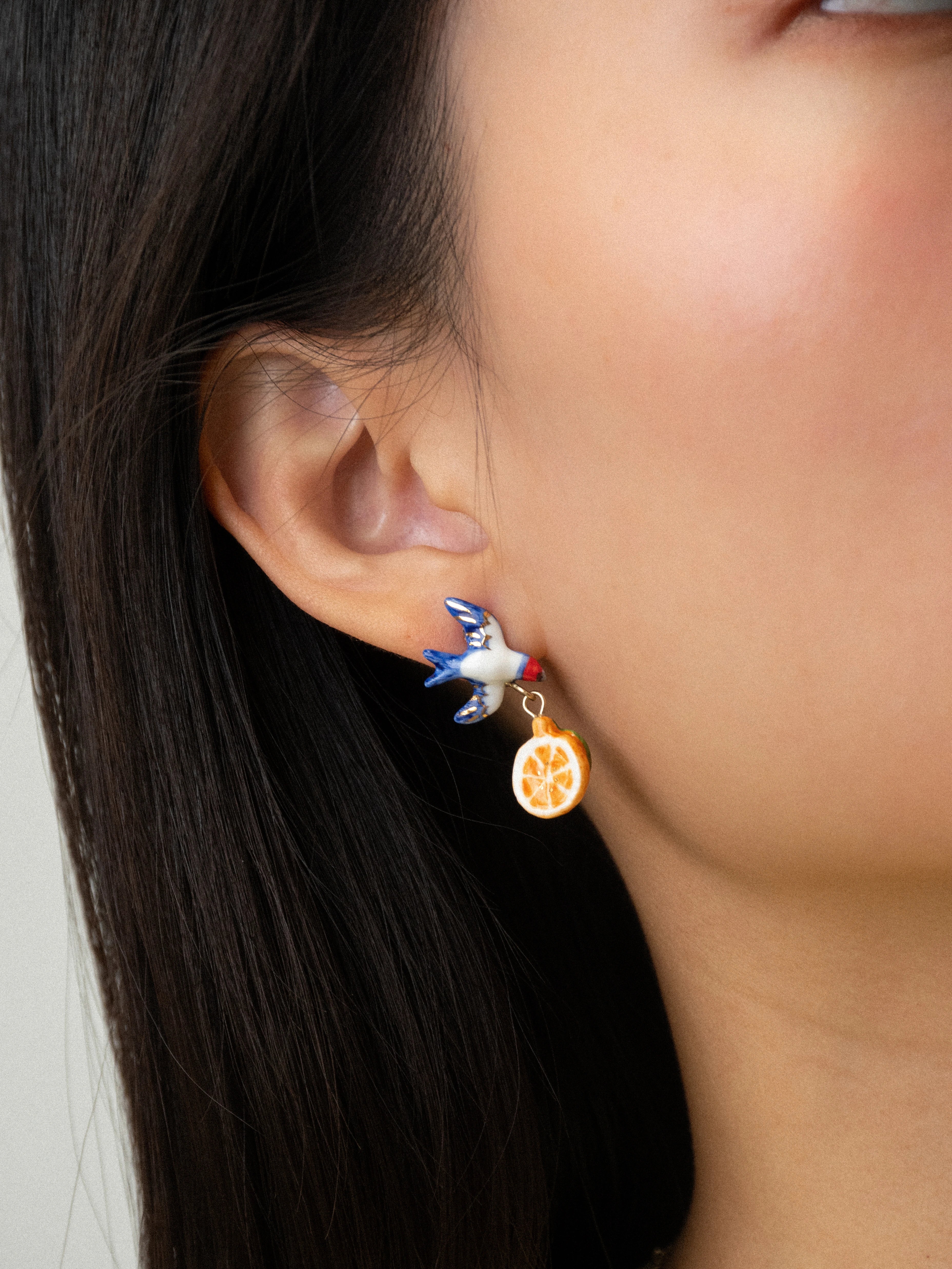 Boucles d'oreilles hirondelle, orange et fleur - Image 4