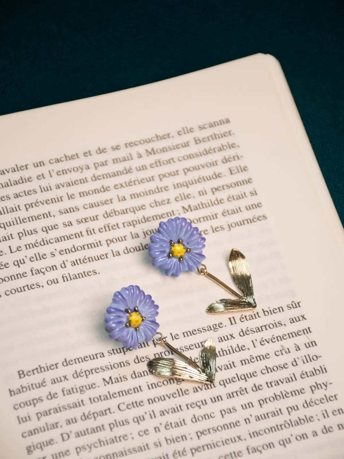 Boucles d'oreilles pendantes anémone bleue - Image 5