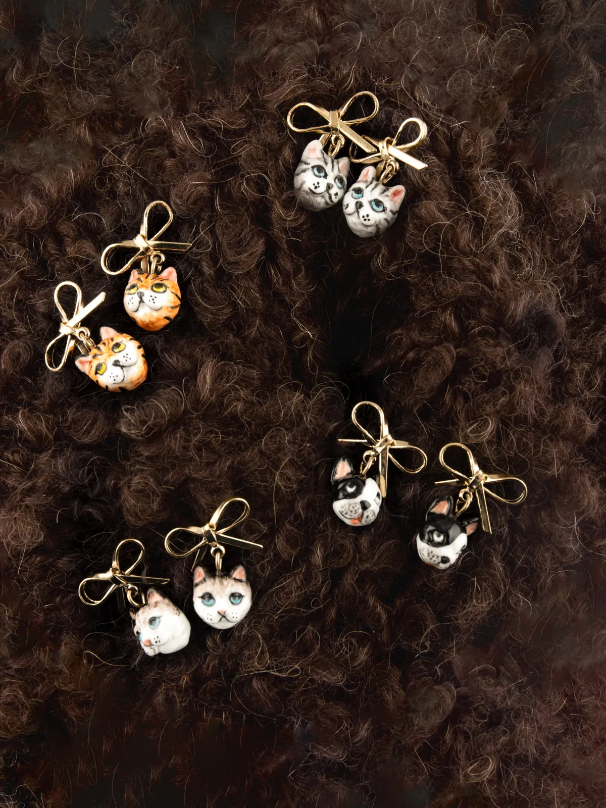 Boucles d'oreilles pendantes chat Bengal et nœud - Image 4