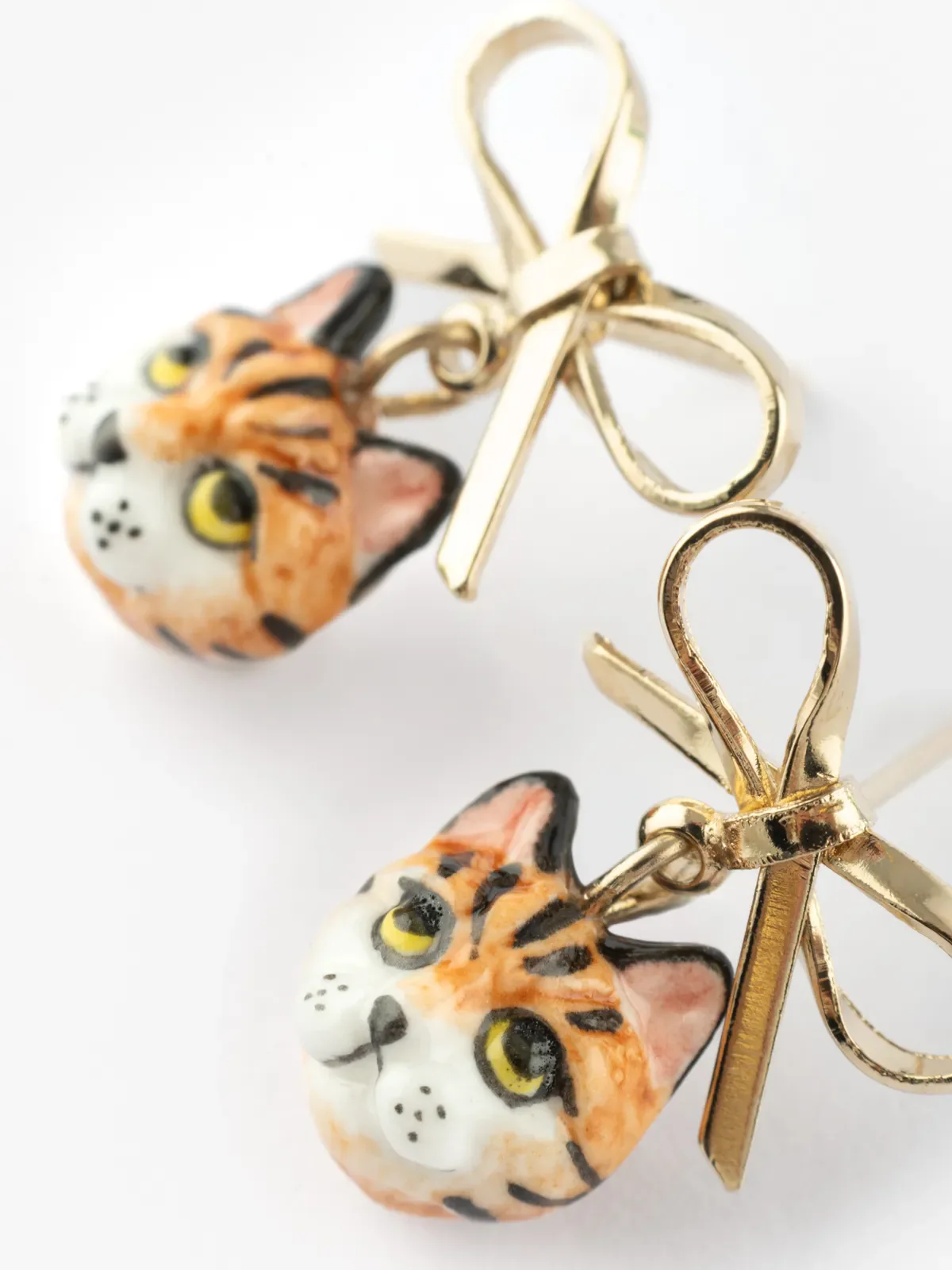 Boucles d'oreilles pendantes chat Bengal et nœud - Image 5