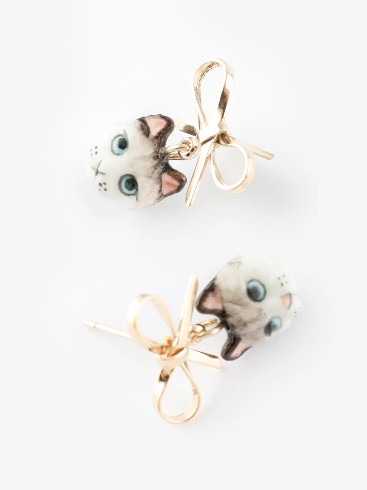 Boucles d'oreilles pendantes chat Ragdoll et nœud - Image 5