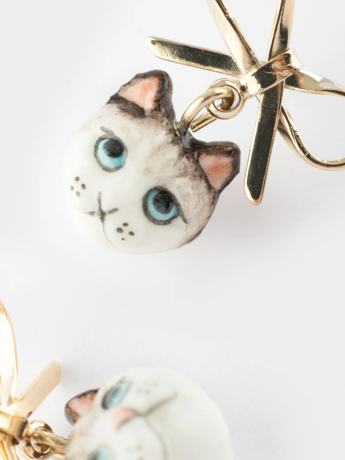 Boucles d'oreilles pendantes chat Ragdoll et nœud - Image 6