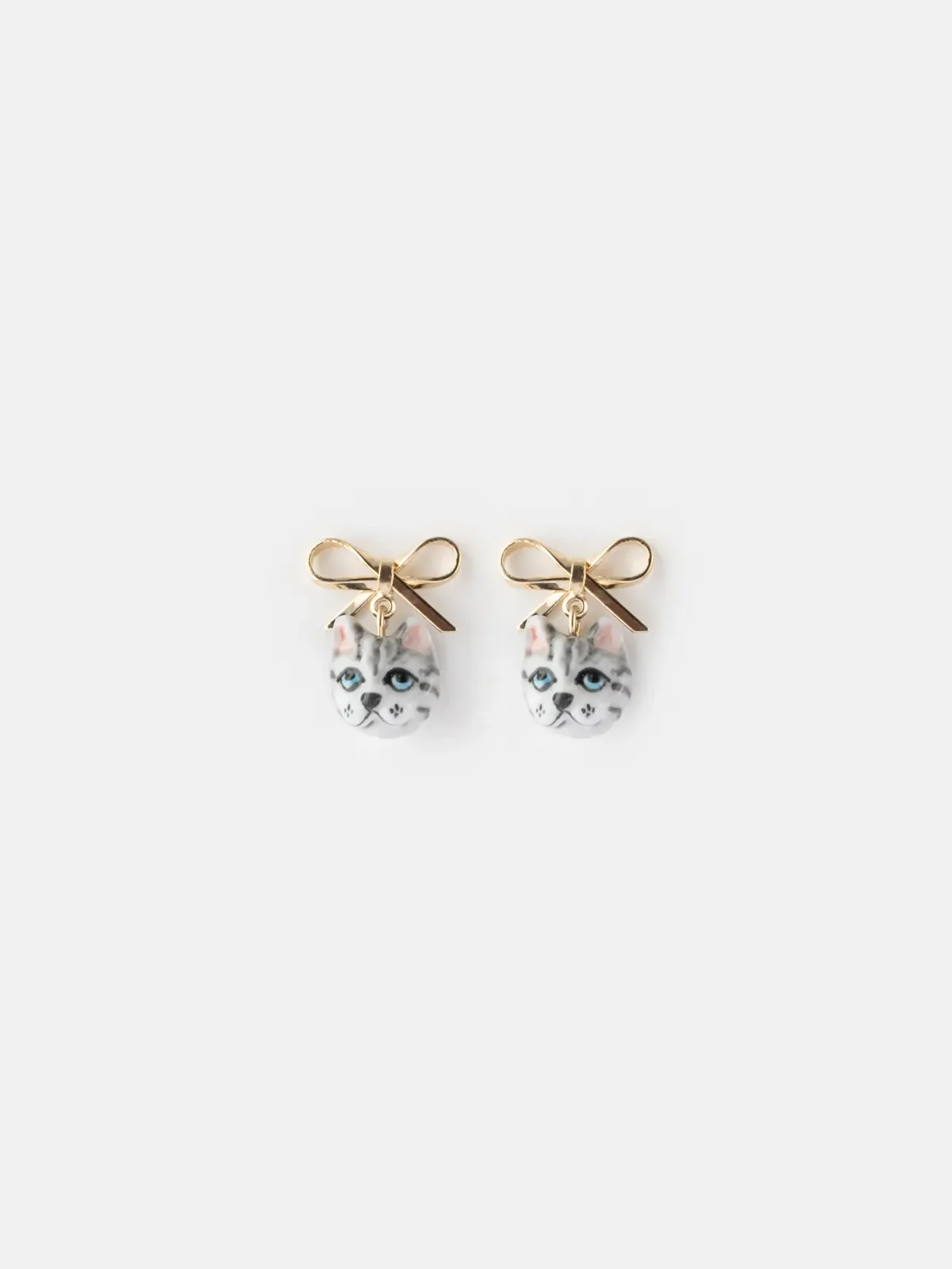 Boucles d'oreilles pendantes chat tabby et nœud