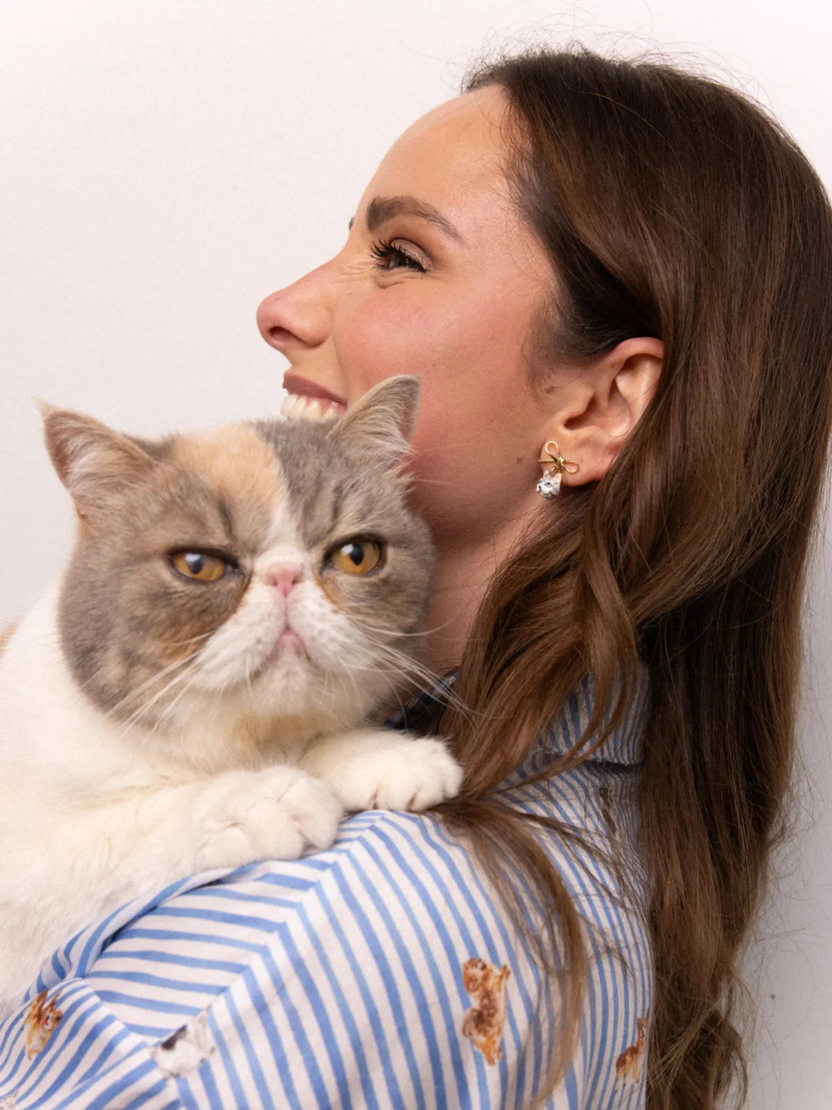 Boucles d'oreilles pendantes chat tabby et nœud - Image 2
