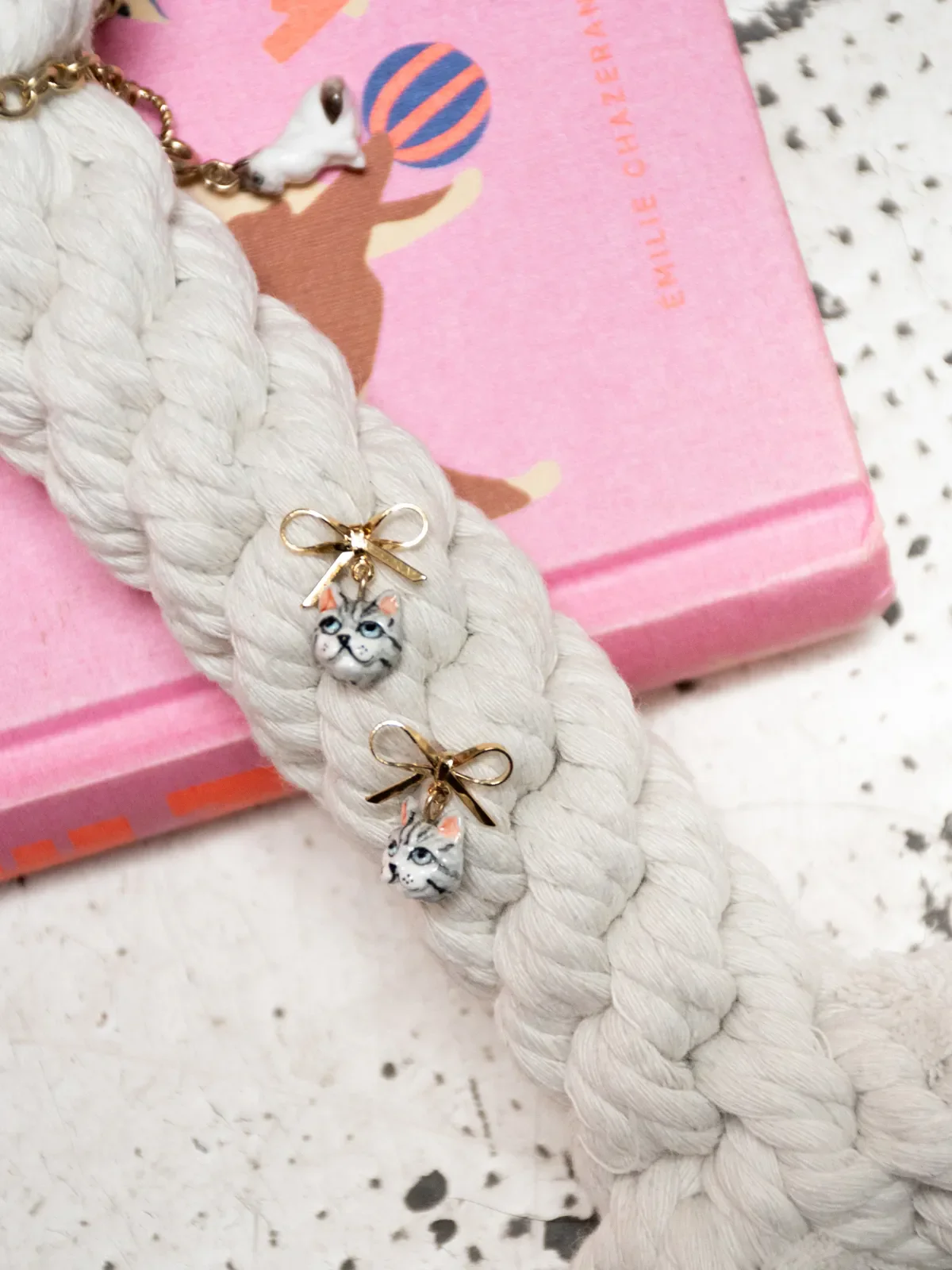 Boucles d'oreilles pendantes chat tabby et nœud - Image 5