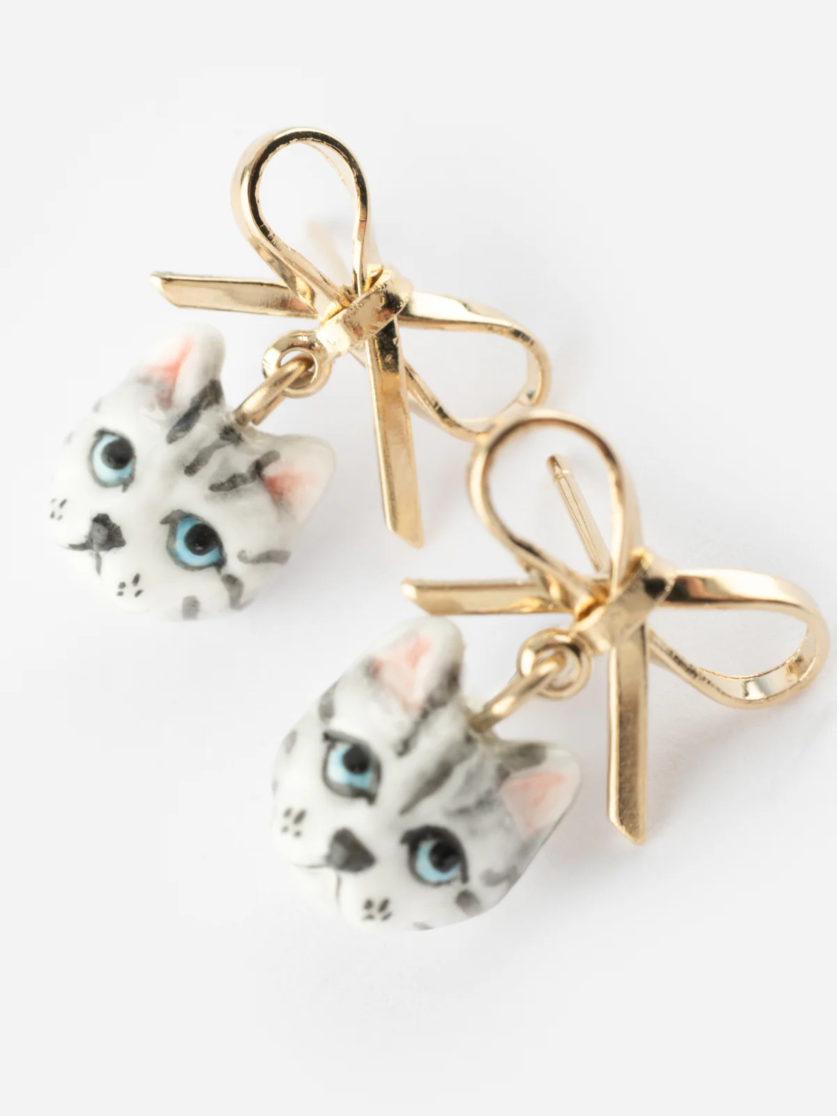 Boucles d'oreilles pendantes chat tabby et nœud - Image 6