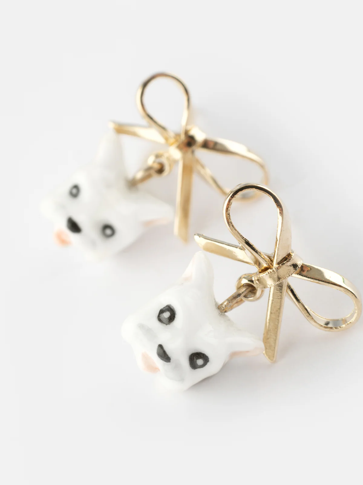 Boucles d'oreilles puces - chien Coton de Tulear et nœud - Image 5