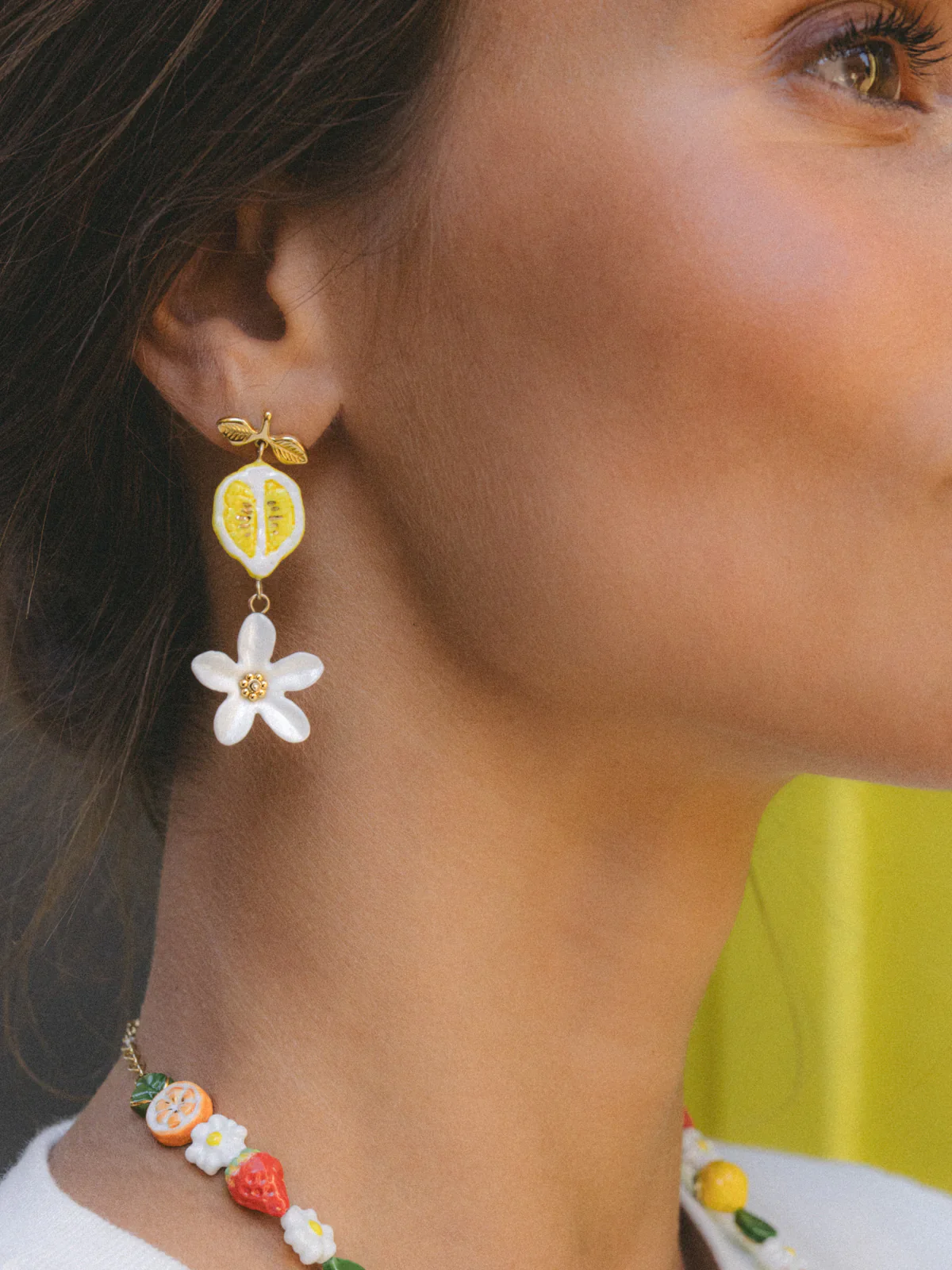 Boucles d'oreilles pendantes citron et fleur - Image 2