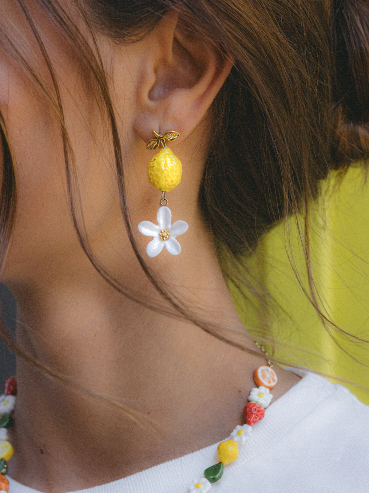 Boucles d'oreilles pendantes citron et fleur - Image 3