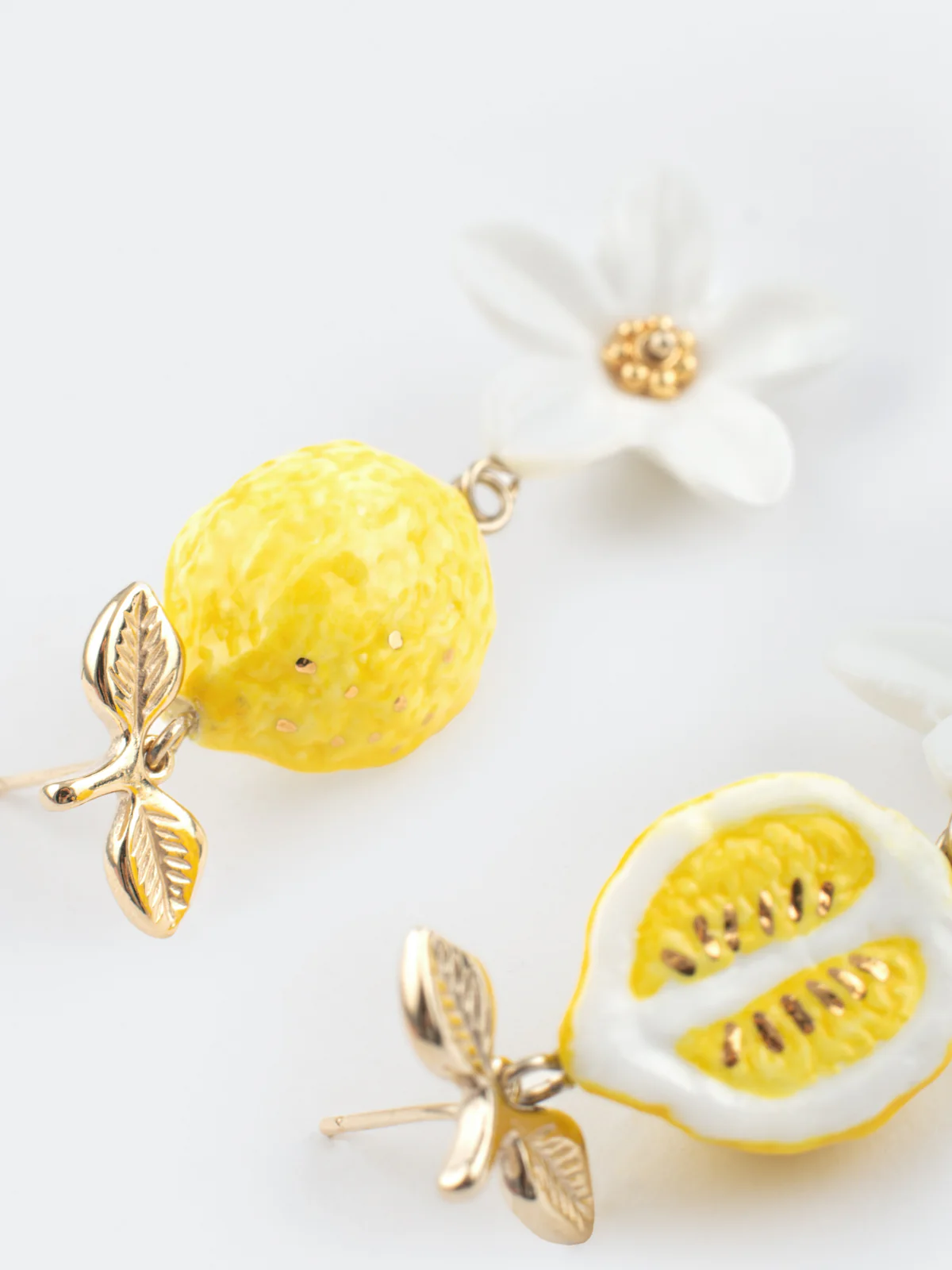 Boucles d'oreilles pendantes citron et fleur - Image 5