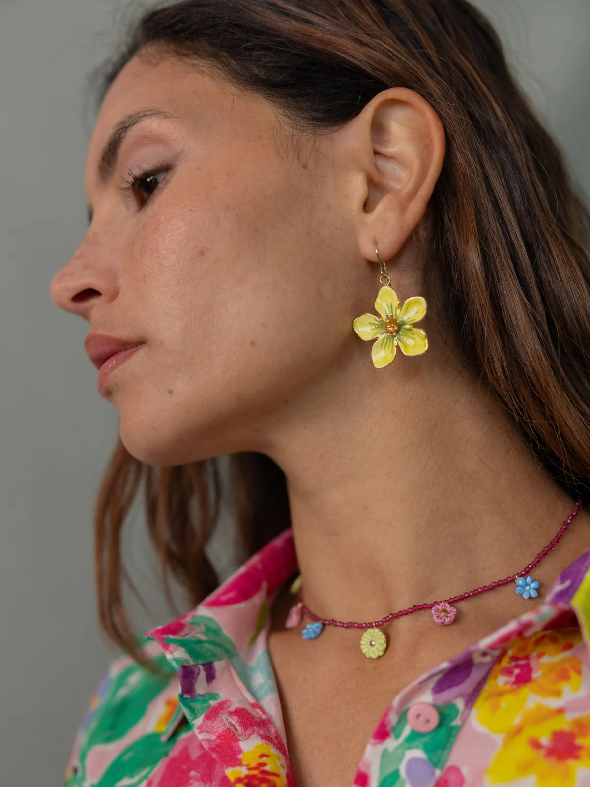 Boucles d'oreilles pendantes fleur jaune - Image 2