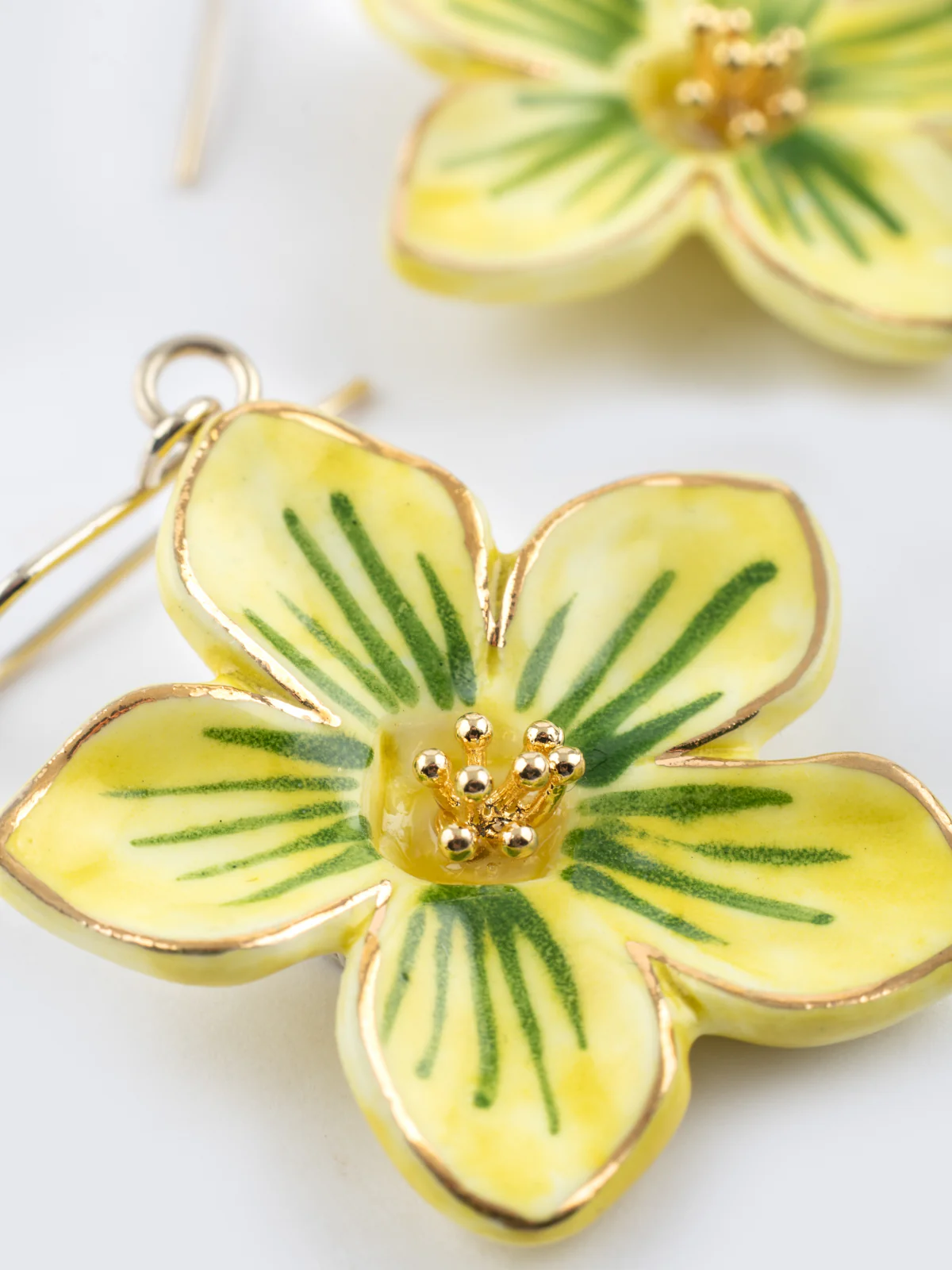 Boucles d'oreilles pendantes fleur jaune - Image 3