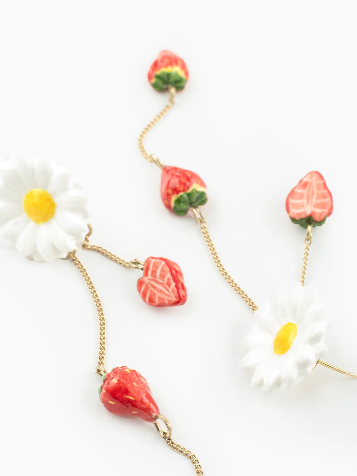 Boucles d'oreilles pendantes marguerite et fraises - Image 3