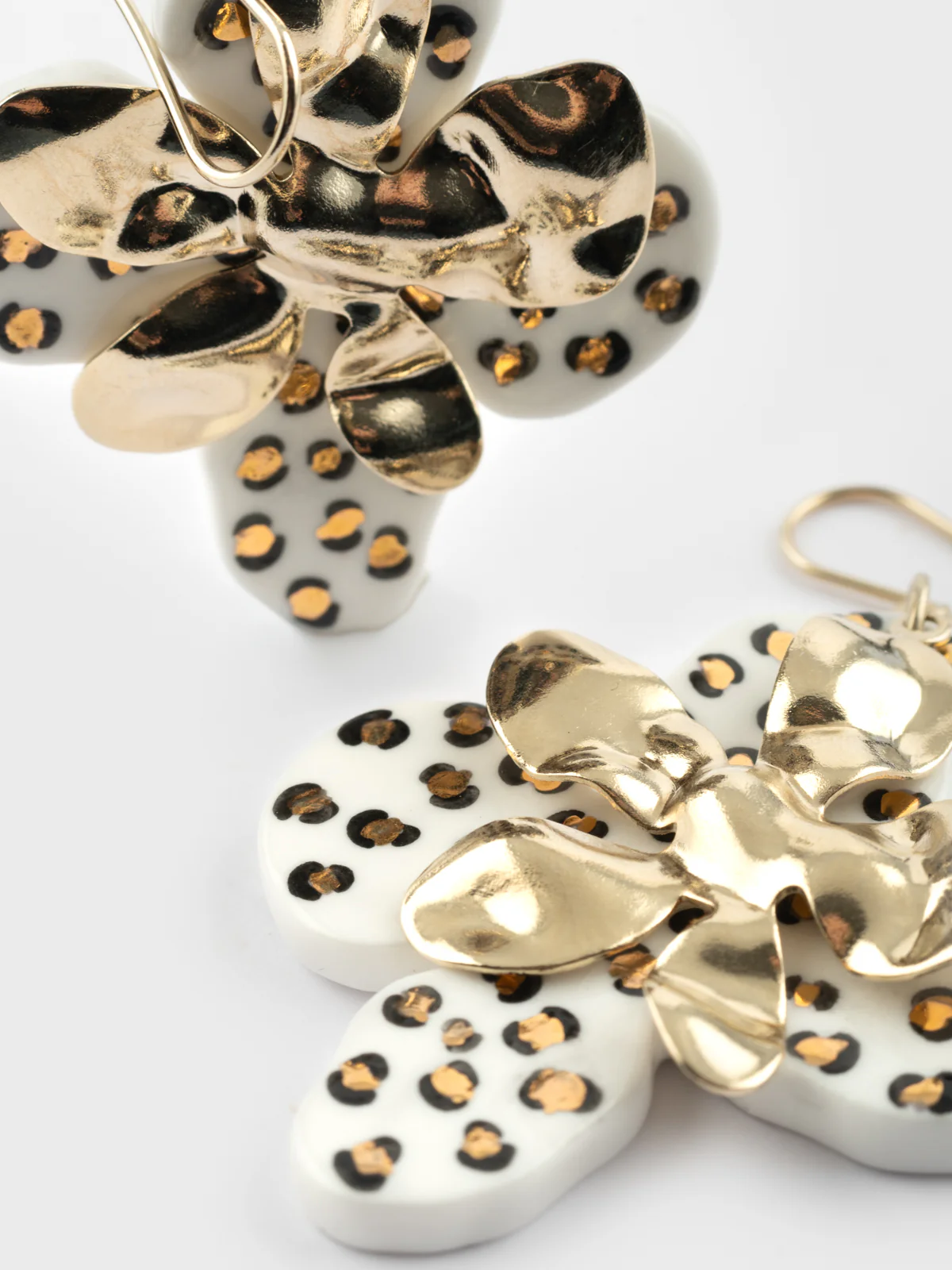 Boucles d'oreilles pendantes pétales léopard blanc et doré - Image 4