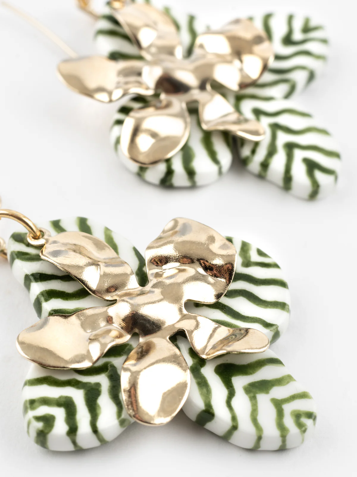 Boucles d'oreilles pendantes pétales zèbre vert - Image 4