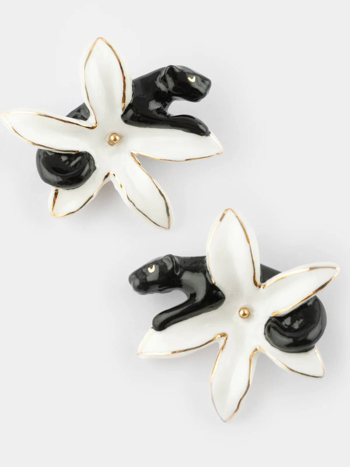 Boucles d'oreilles puces - Panthère et fleur d'Erine blanche - Image 3