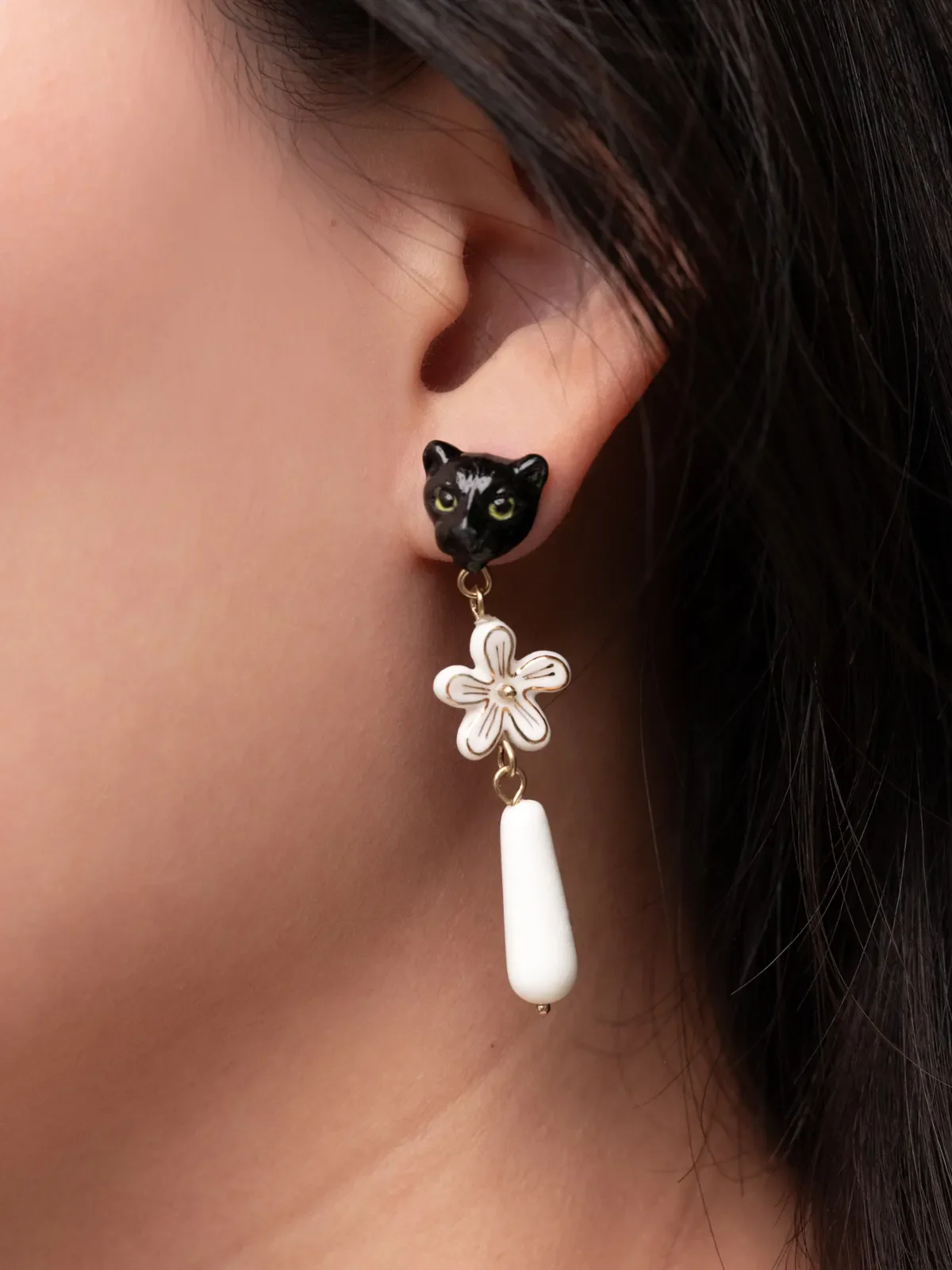 Boucles d'oreilles pendantes panthère et fleur d'Erine - Image 3