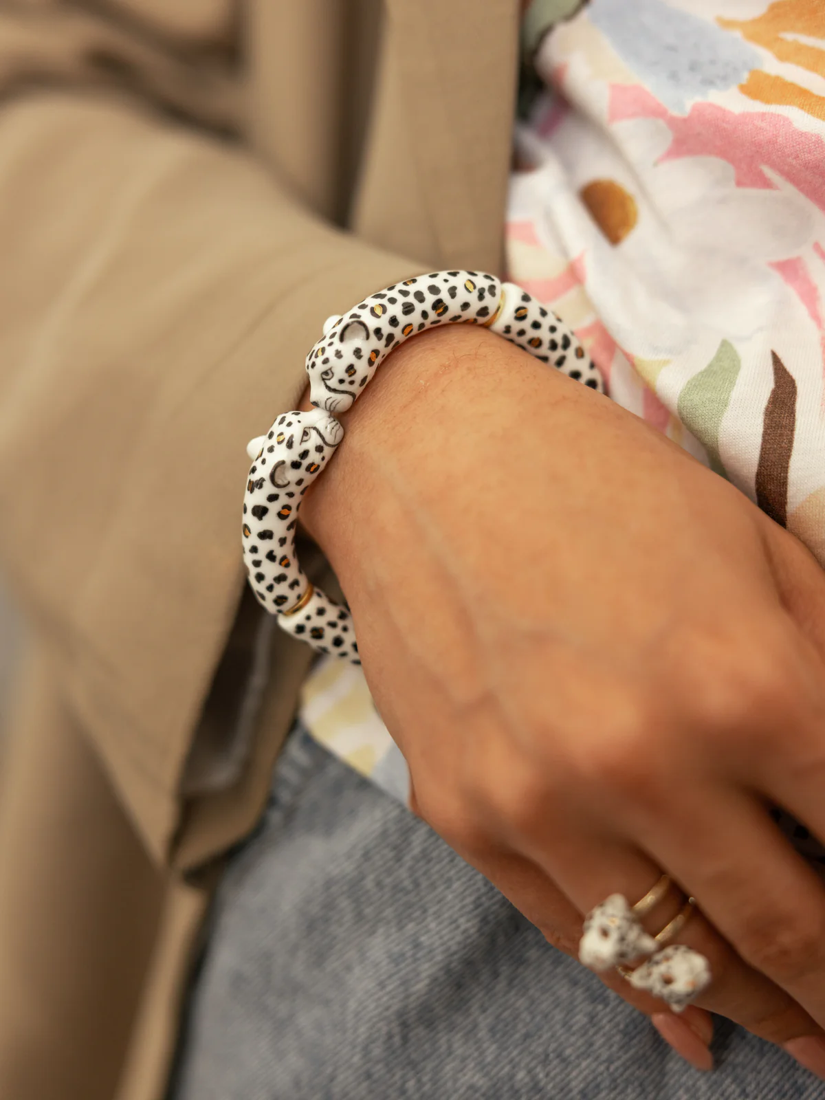 Bracelet bisou léopards blancs et dorés - Image 2