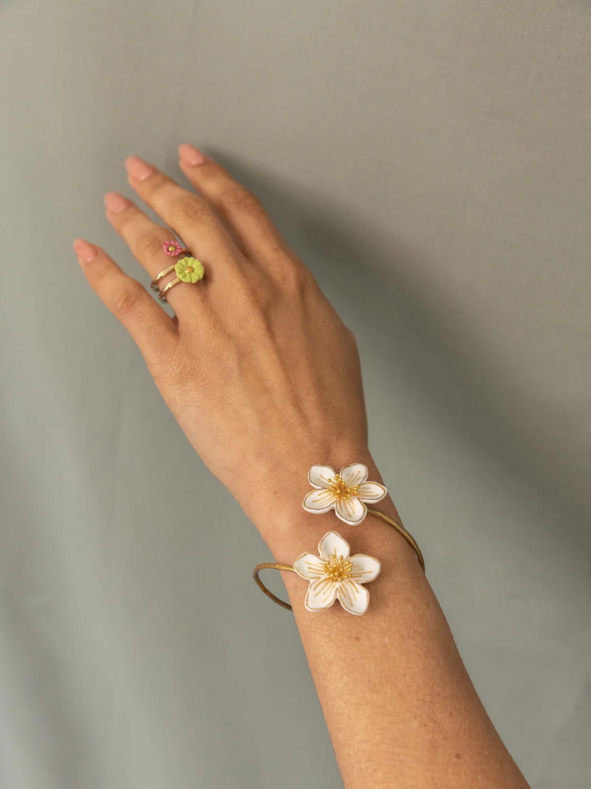 Bracelet maxi FaceToface fleurs blanches - Image 3